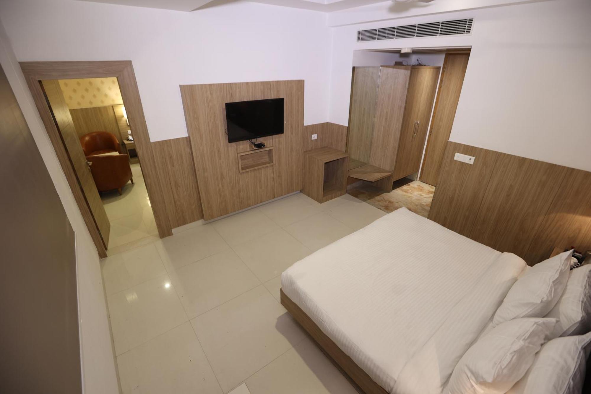 Elevate - With Complimentary Pickup Or Drop Near Delhi Airport Hotel New Delhi