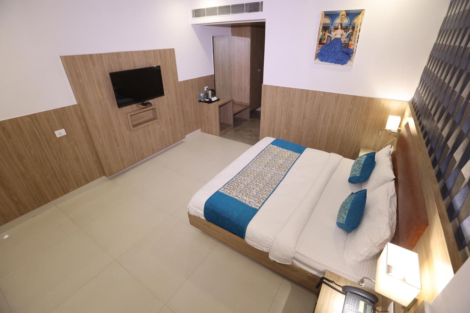Elevate - With Complimentary Pickup Or Drop Near Delhi Airport Hotel 4*