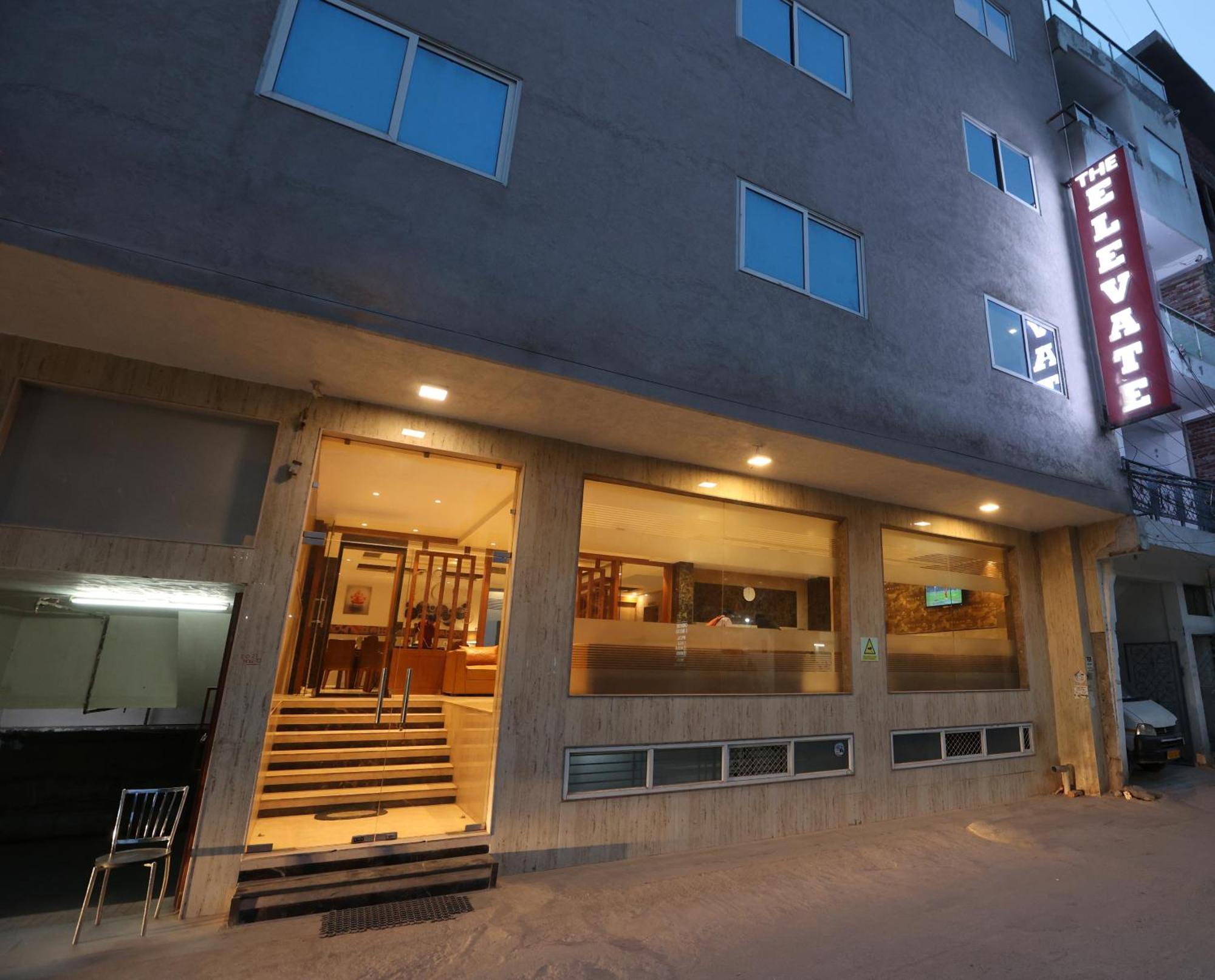 Elevate - With Complimentary Pickup Or Drop Near Delhi Airport 4* New Delhi