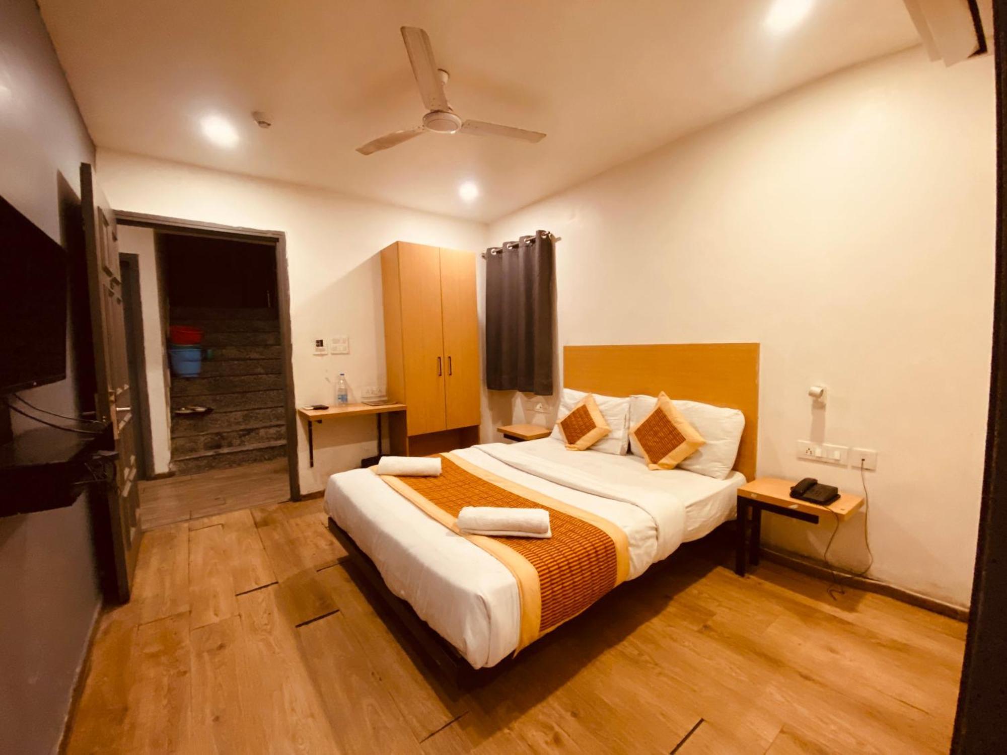 Hotel White Saffron Pitampura Near Kohat Enclave Metro Station