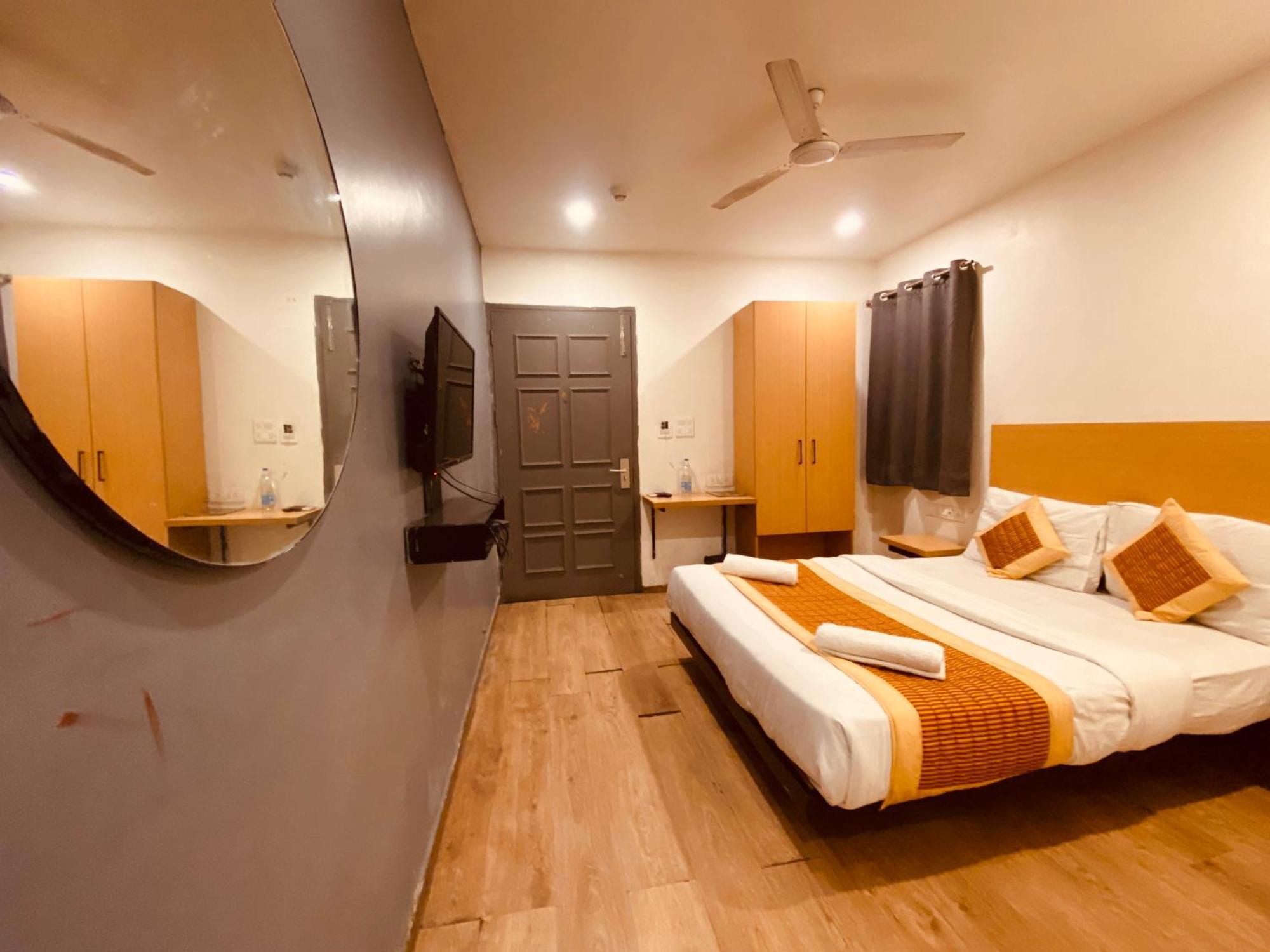 Hotel White Saffron Pitampura Near Kohat Enclave Metro Station 3*