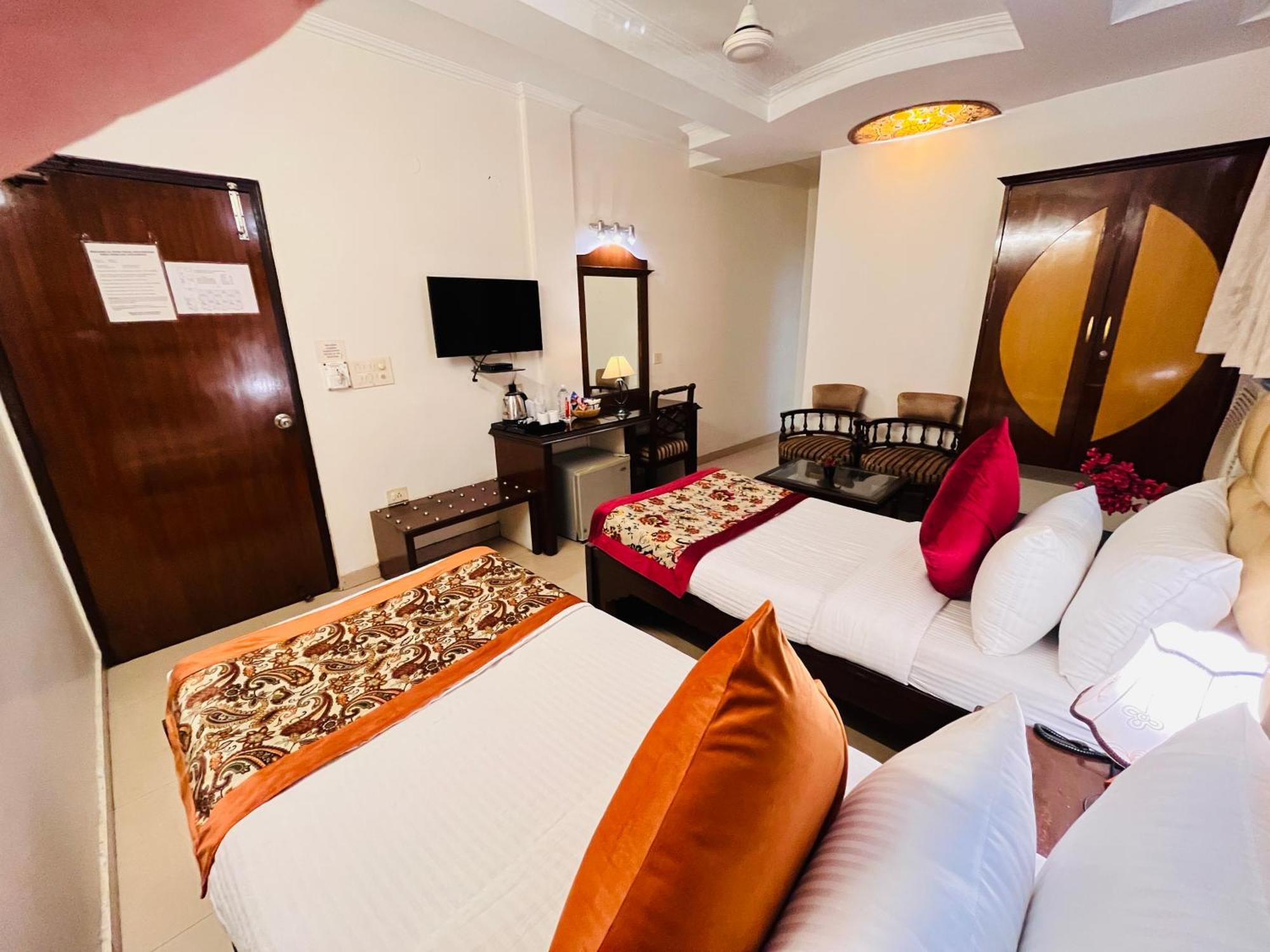 Paras - Karol Bagh 3*
