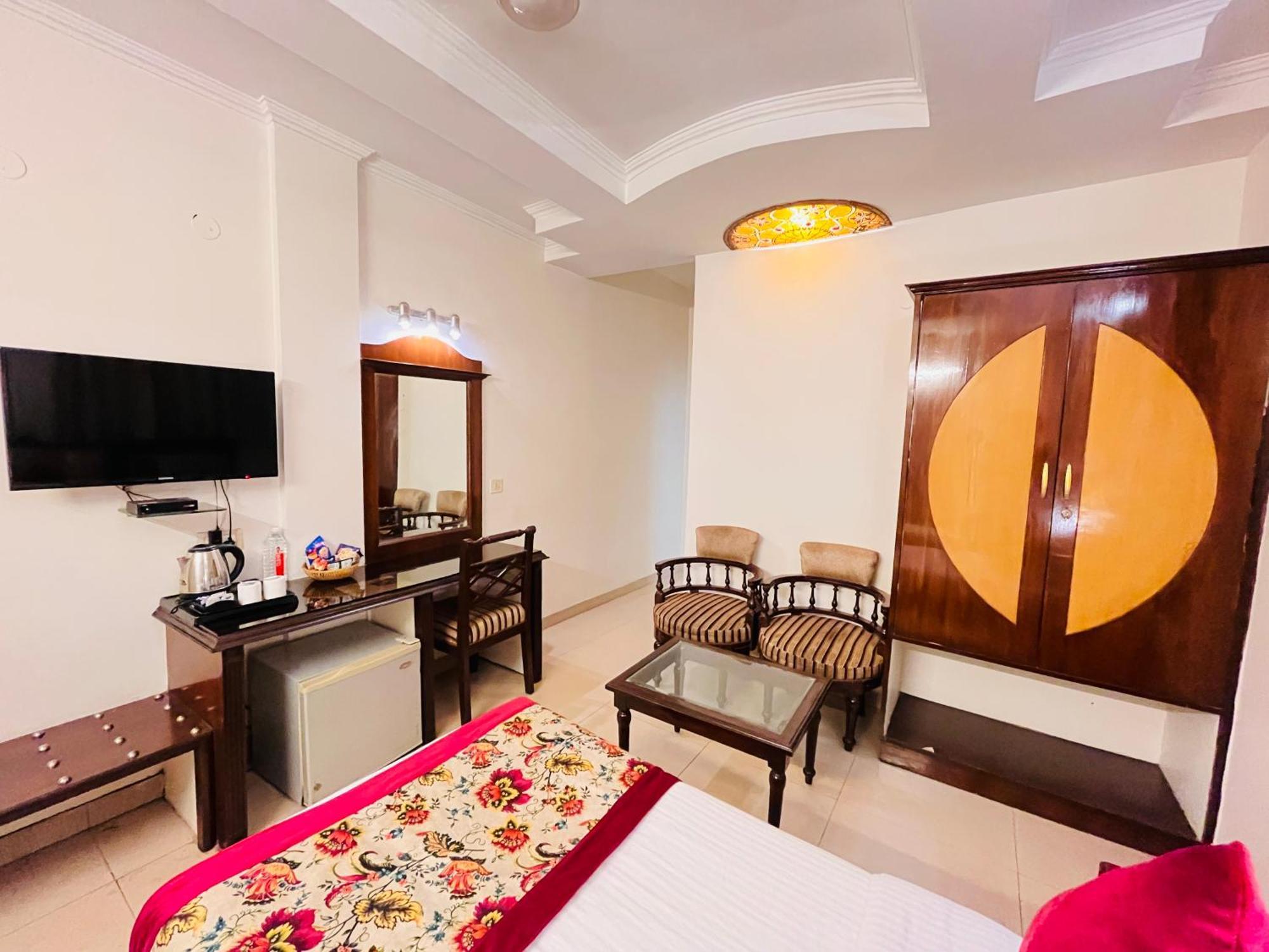 Paras - Karol Bagh