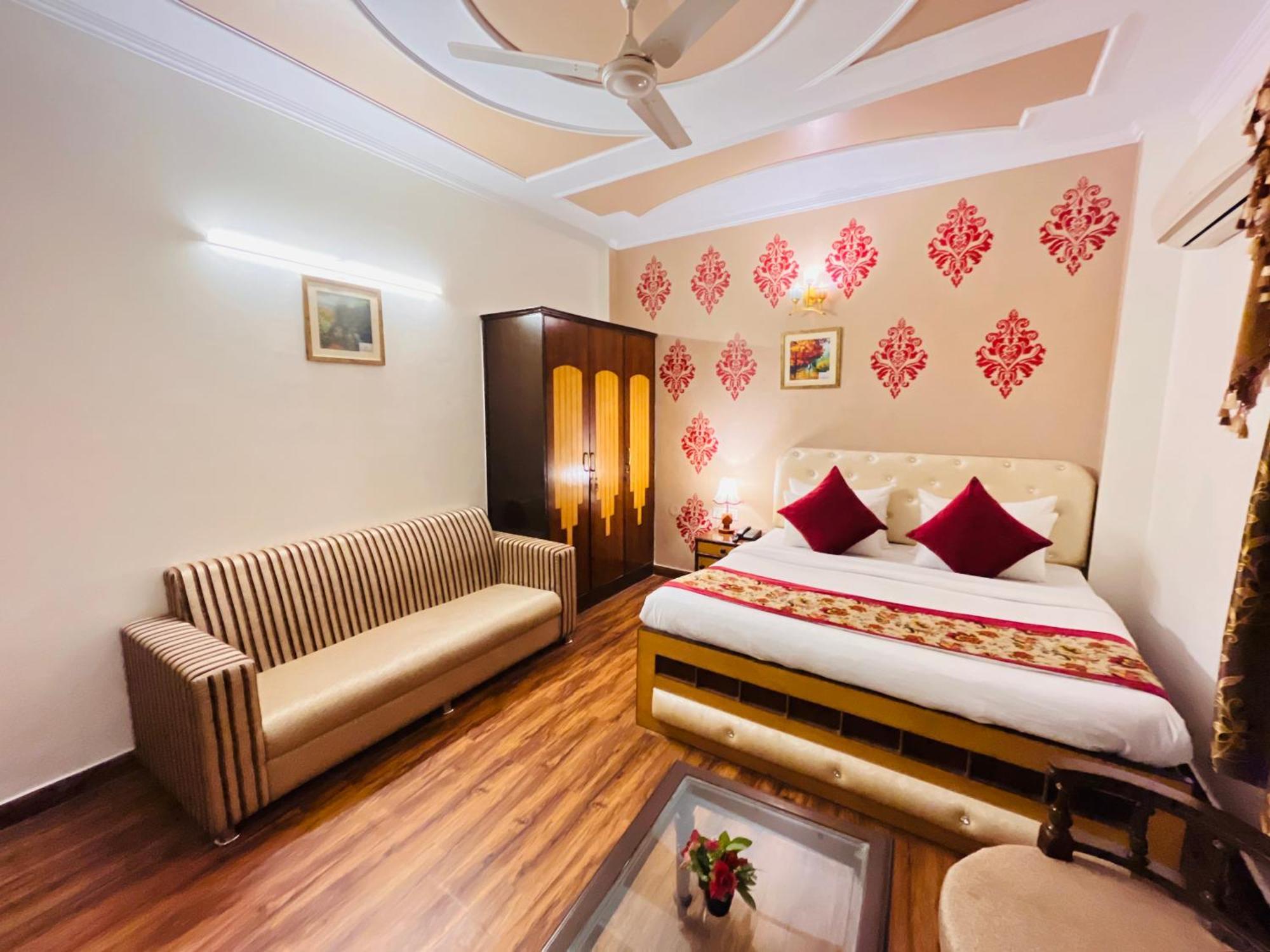 Paras - Karol Bagh Hotel