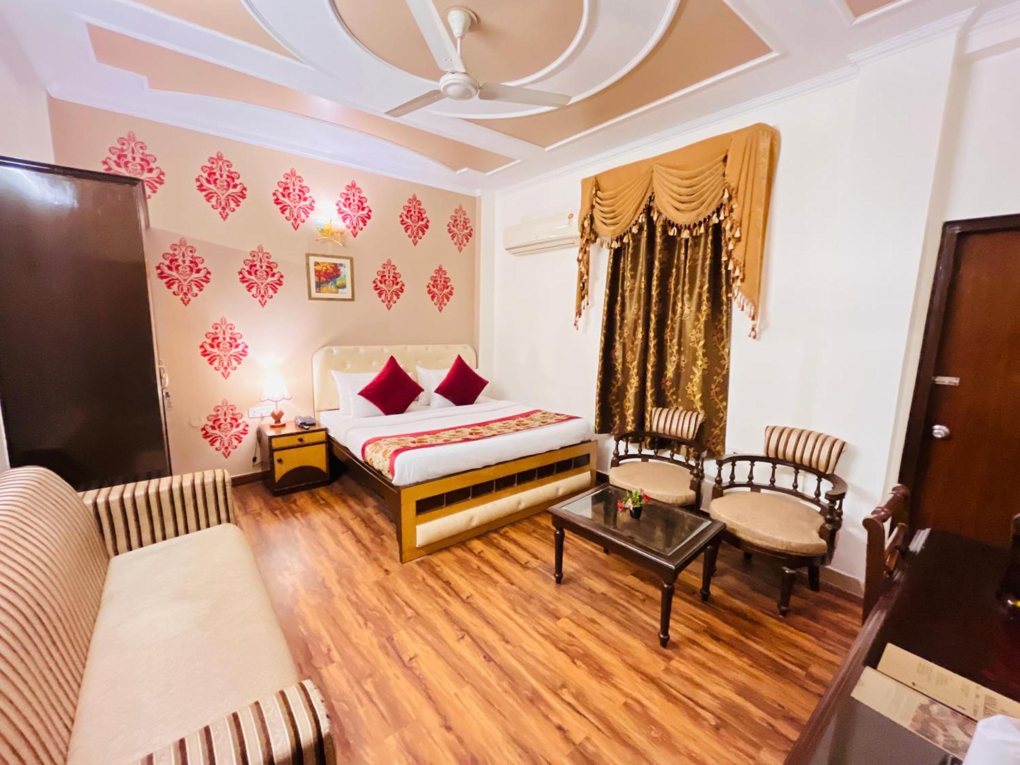 Hotel Paras - Karol Bagh