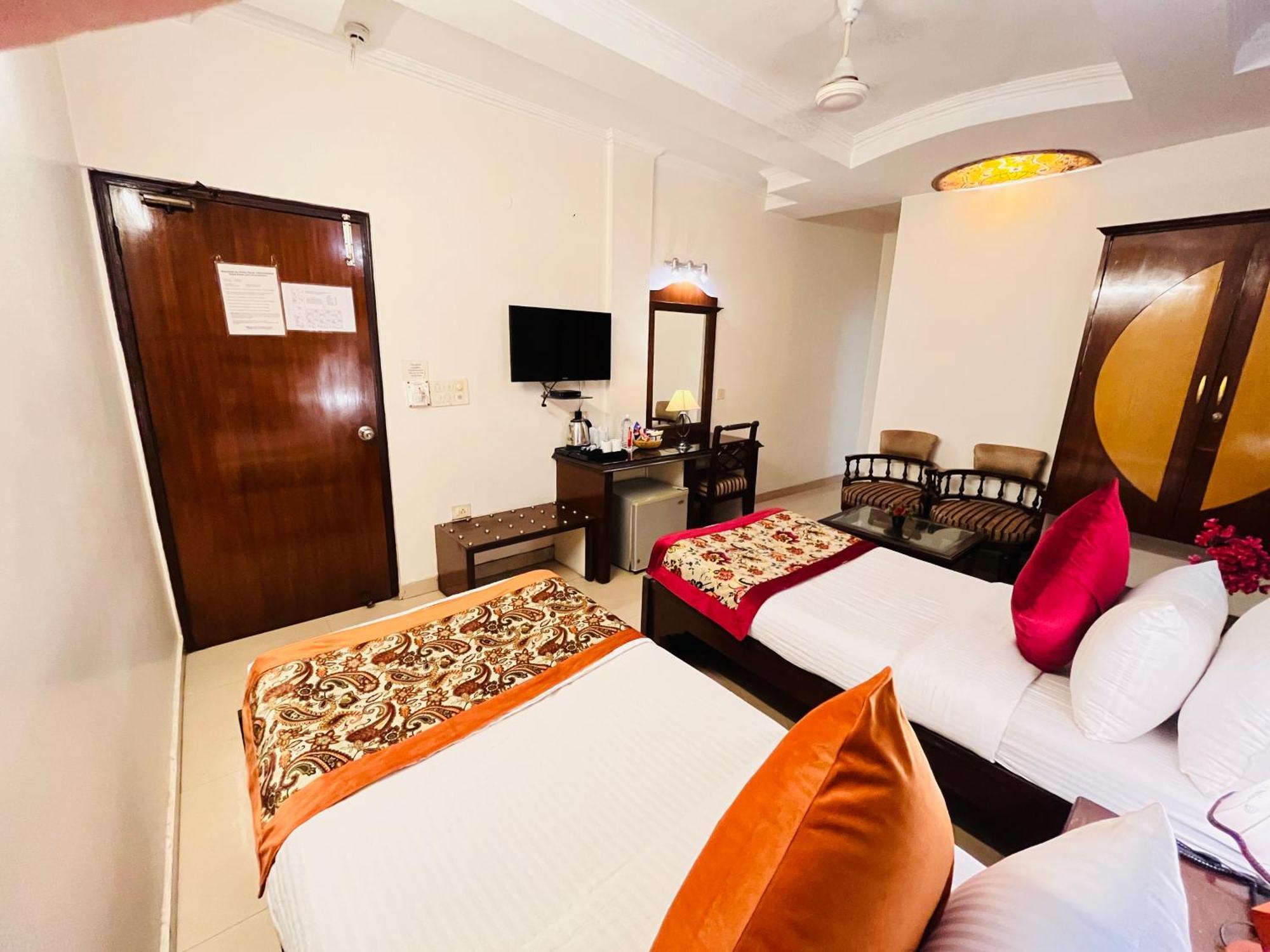 Paras - Karol Bagh Hotel 3*