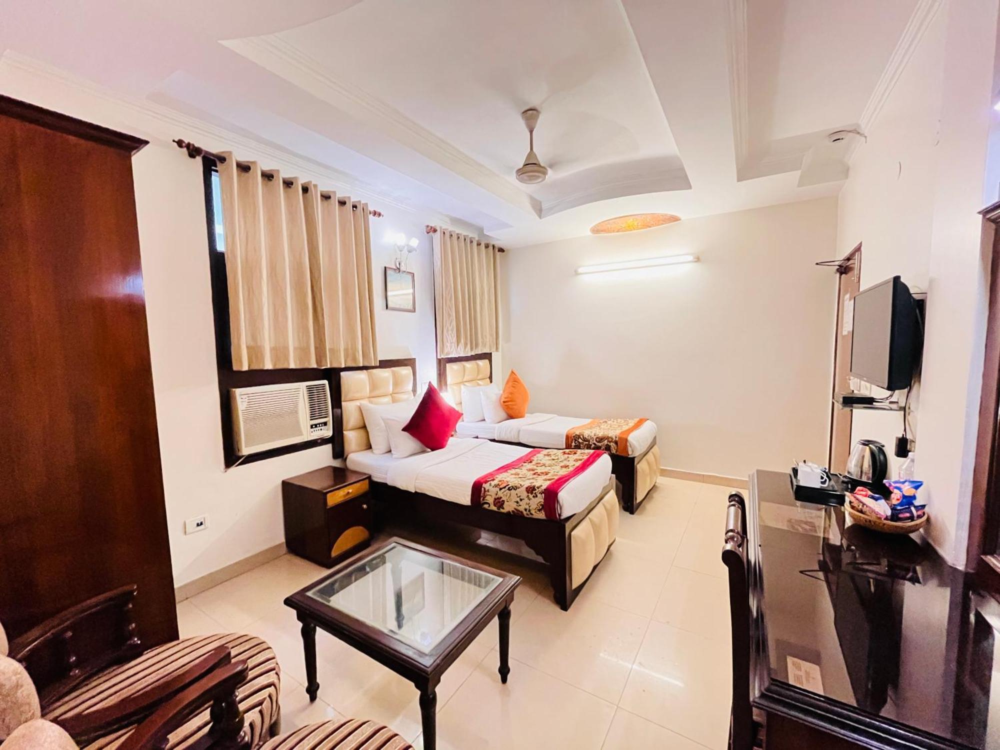 Paras - Karol Bagh 3*
