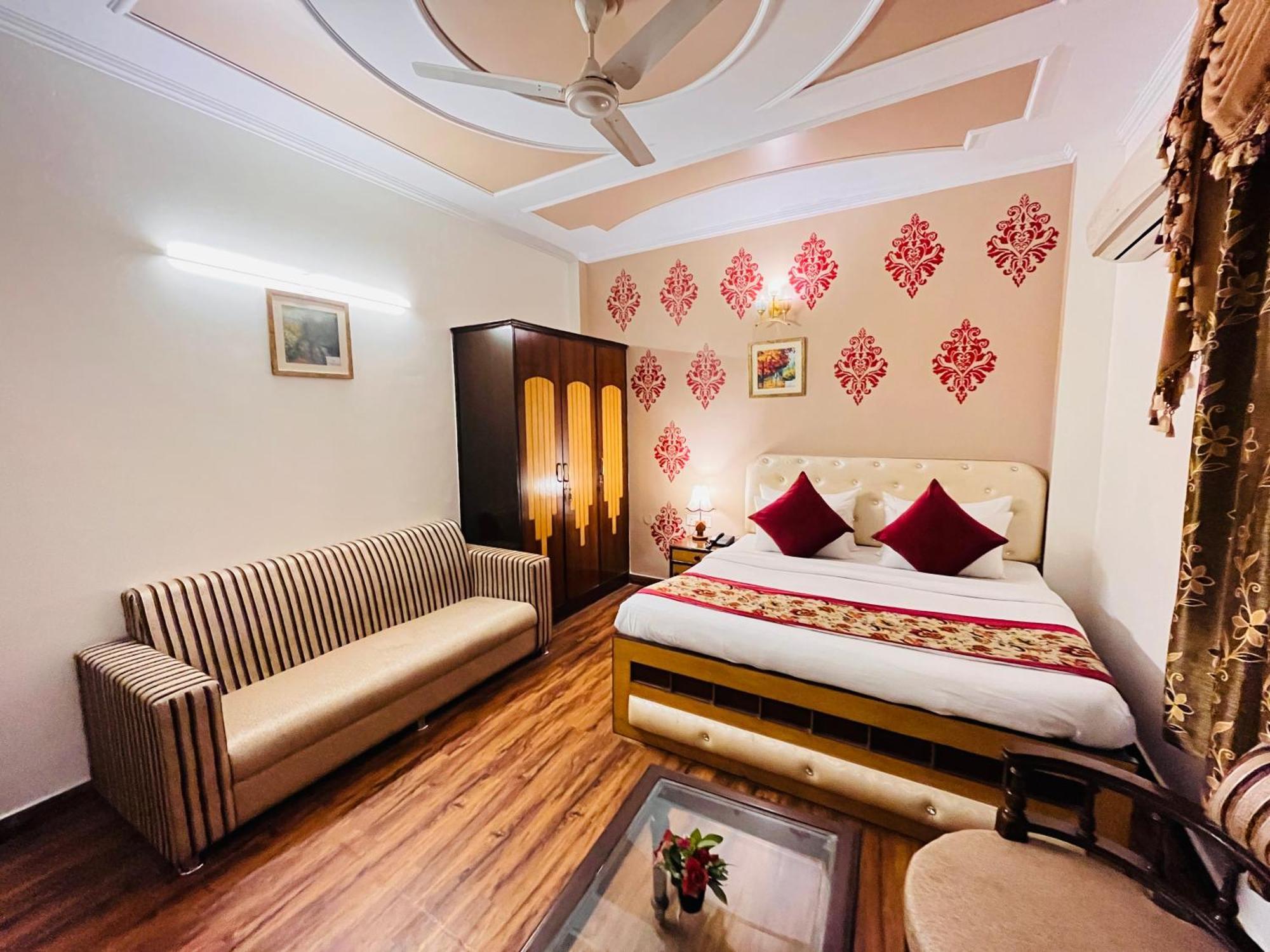 Hotel Paras - Karol Bagh