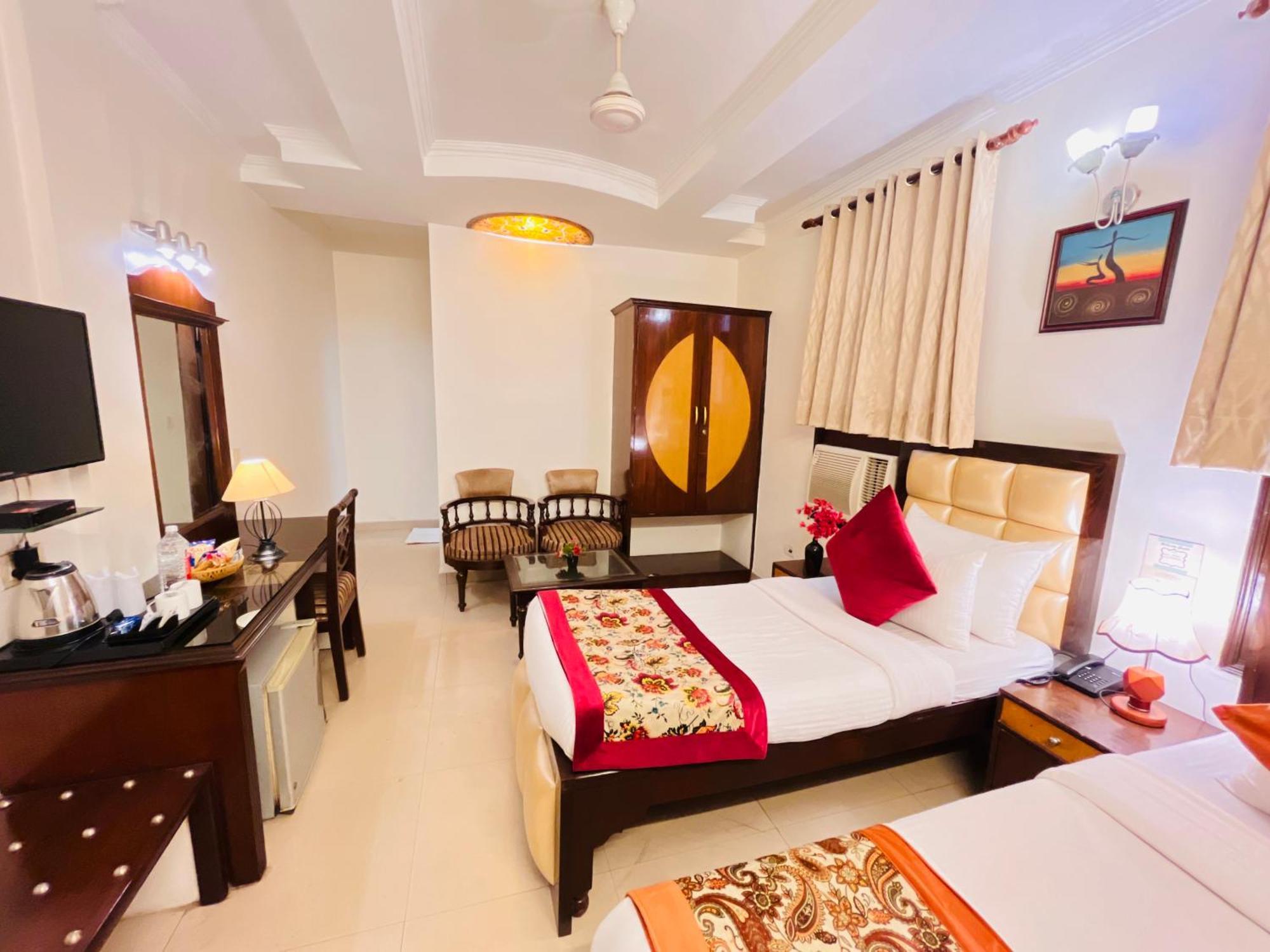 Paras - Karol Bagh Hotel 3*