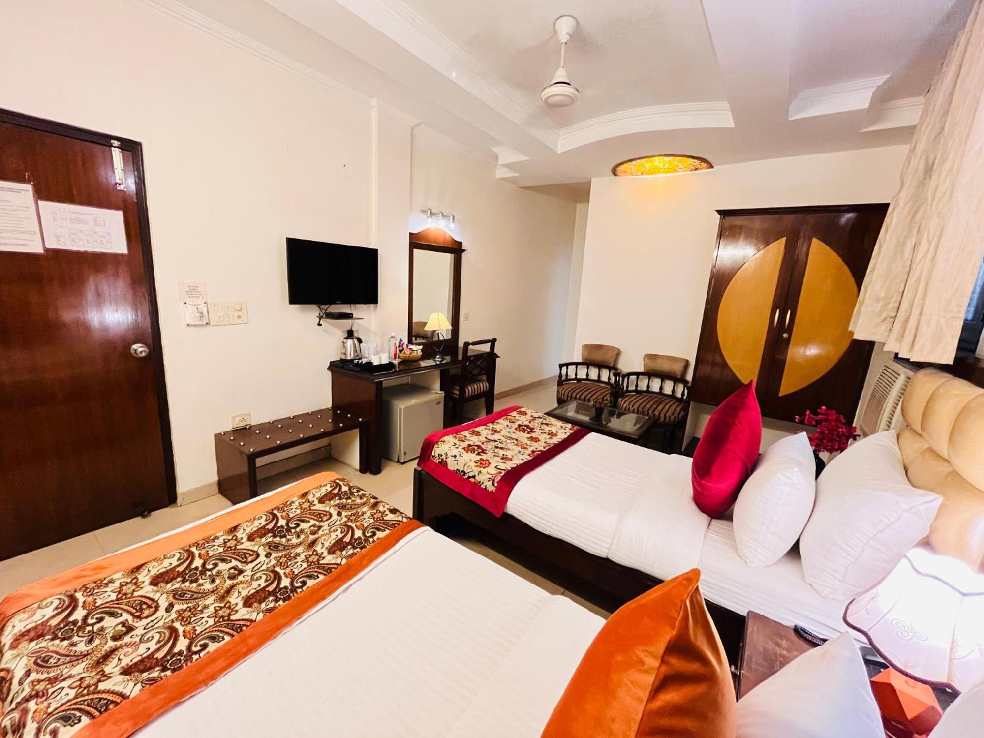 Paras - Karol Bagh 3*