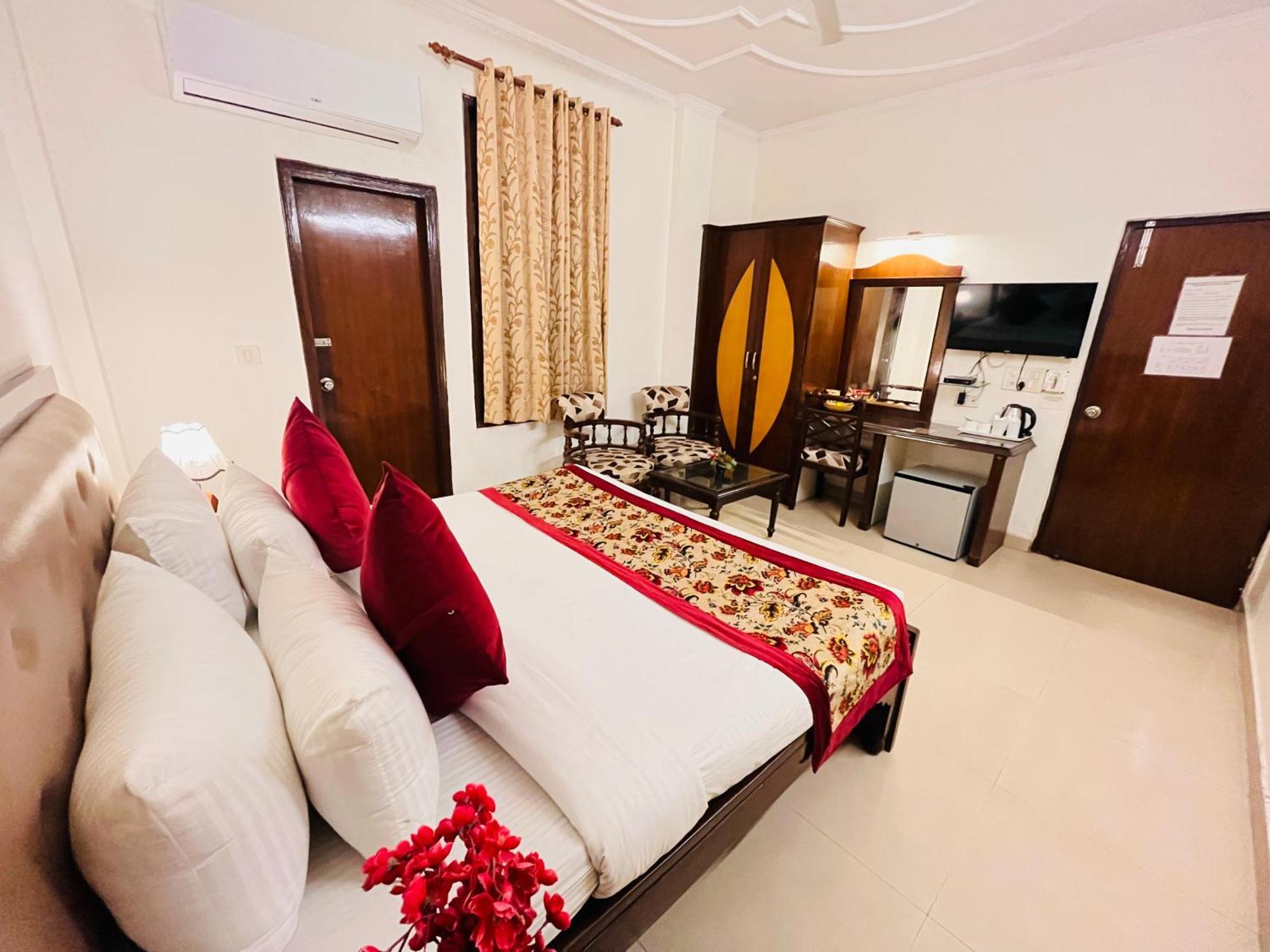Hotel Paras - Karol Bagh