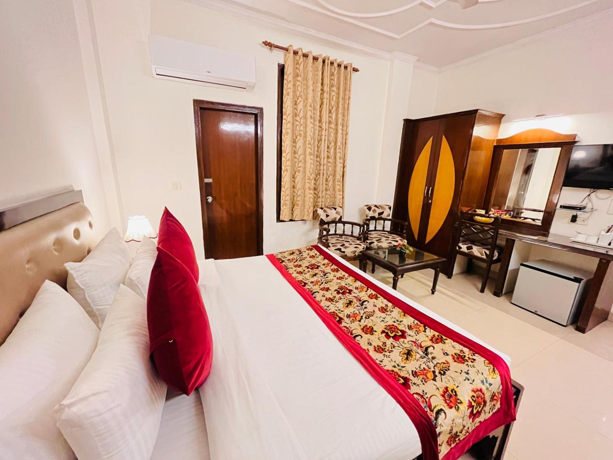 Paras - Karol Bagh 3*
