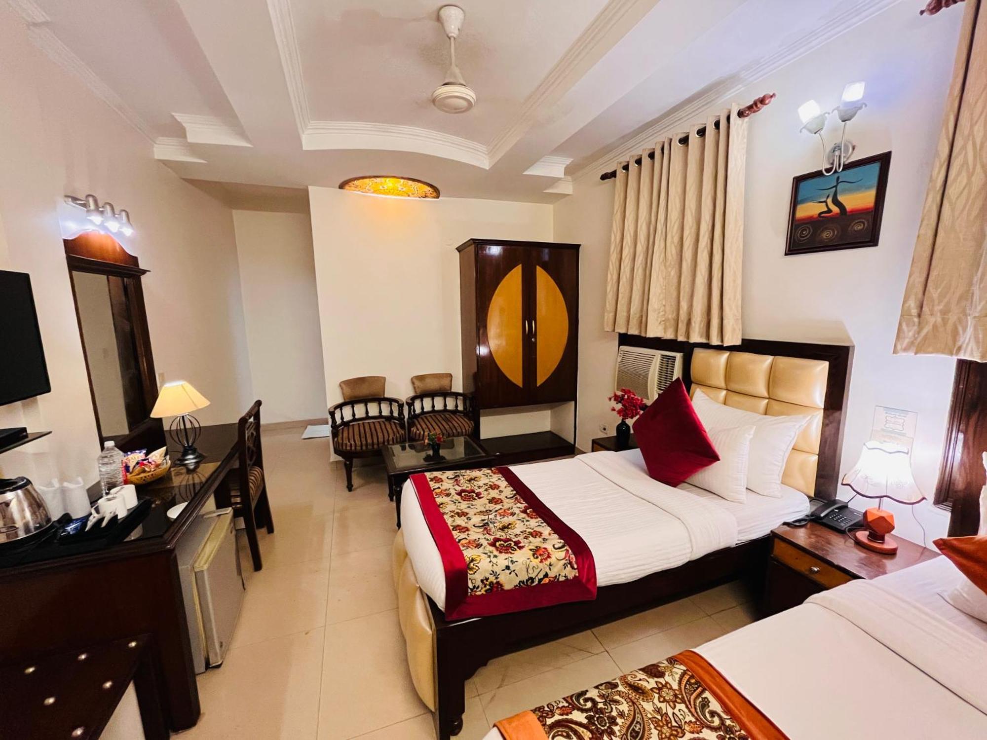 Paras - Karol Bagh 3*