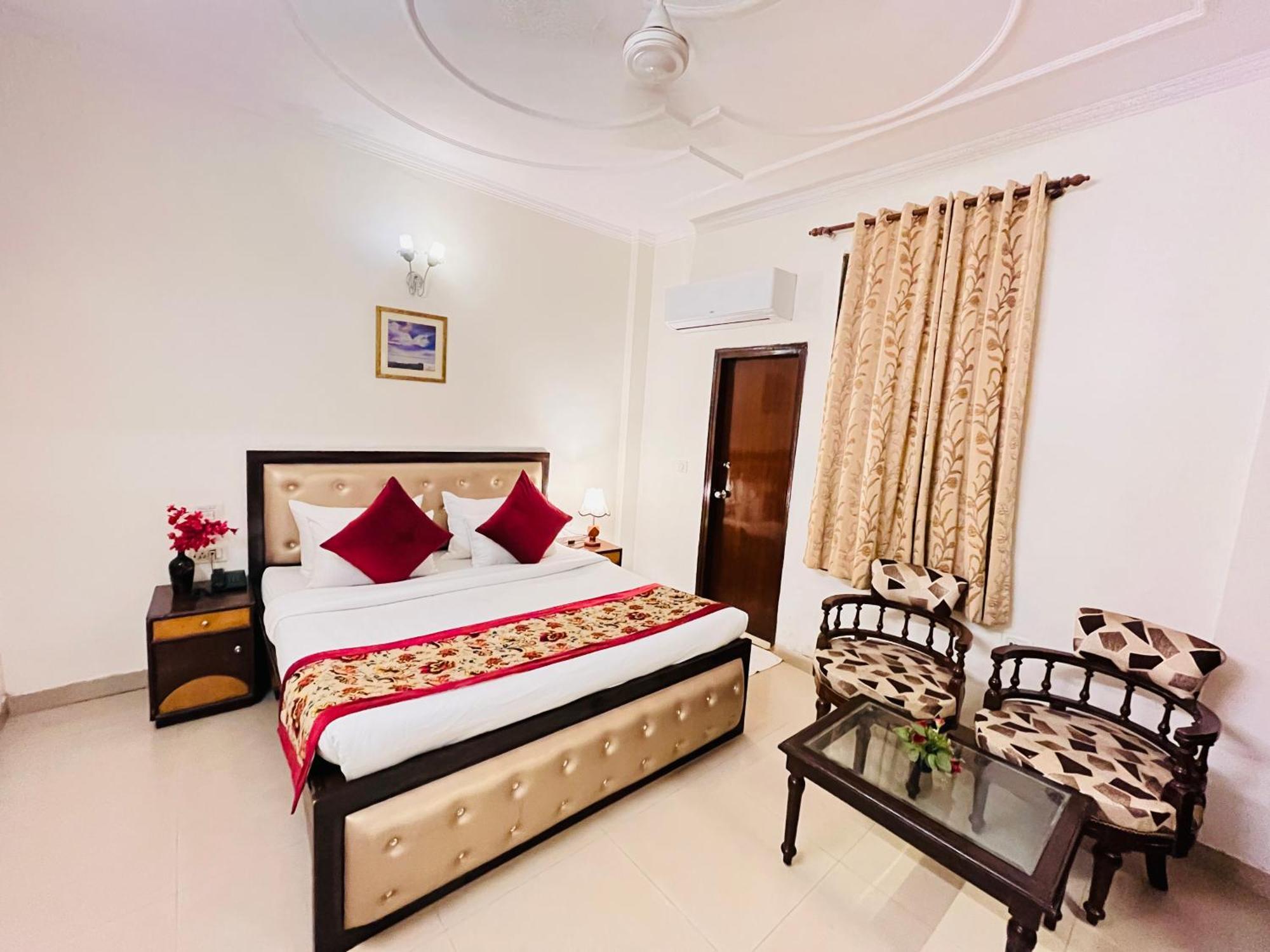Paras - Karol Bagh 3*