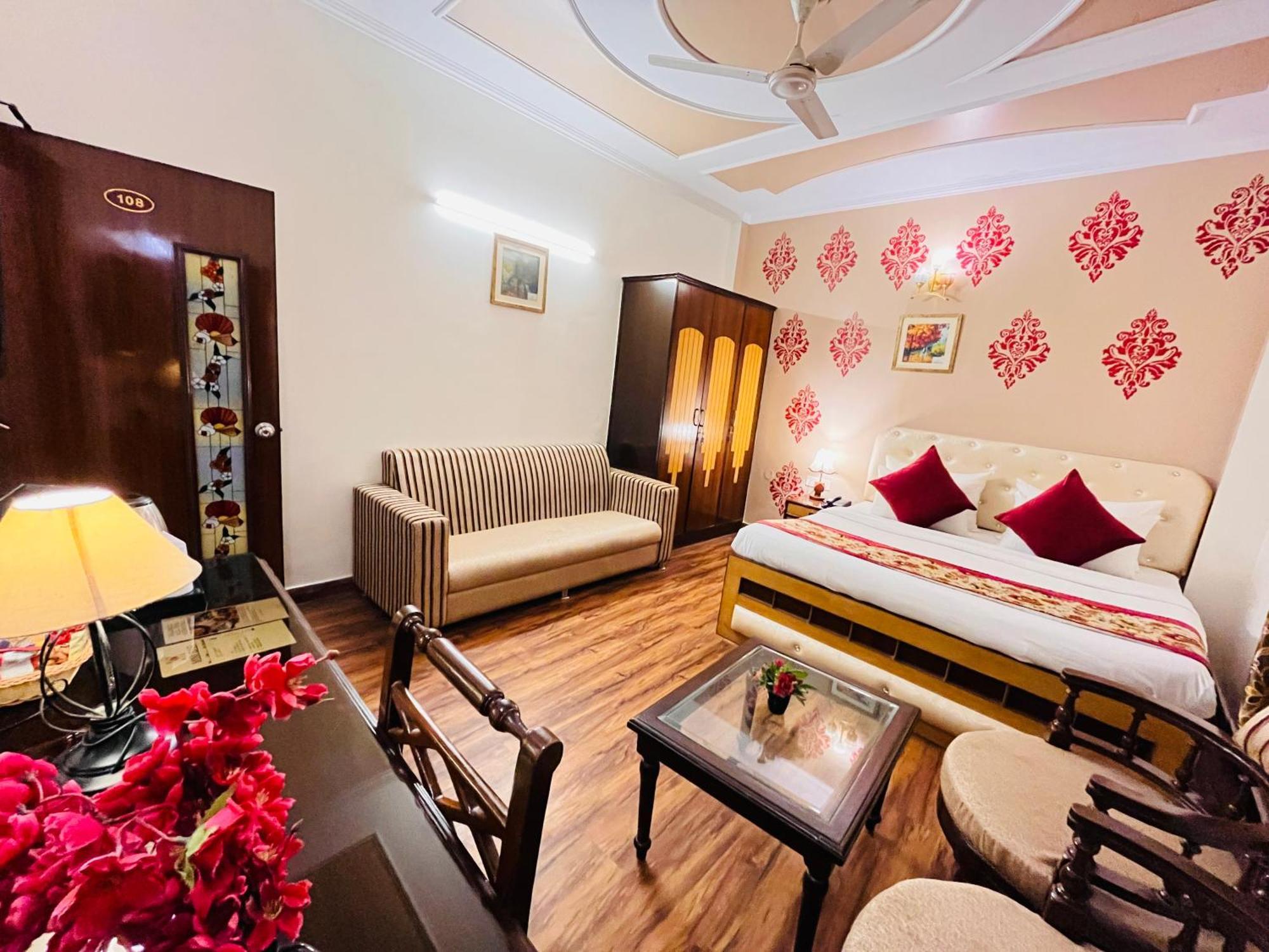 Paras - Karol Bagh Hotel