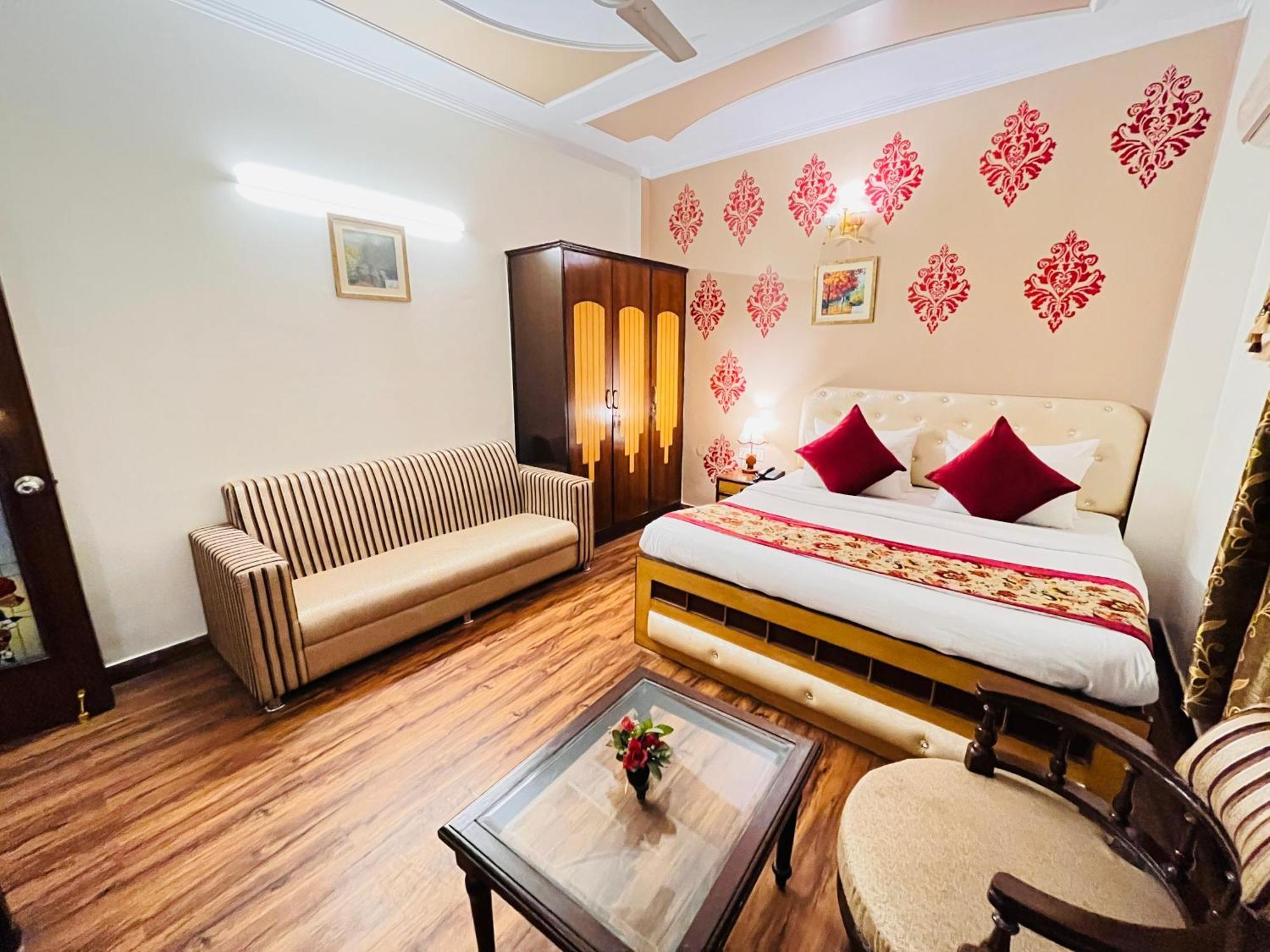 Paras - Karol Bagh Hotel 3*