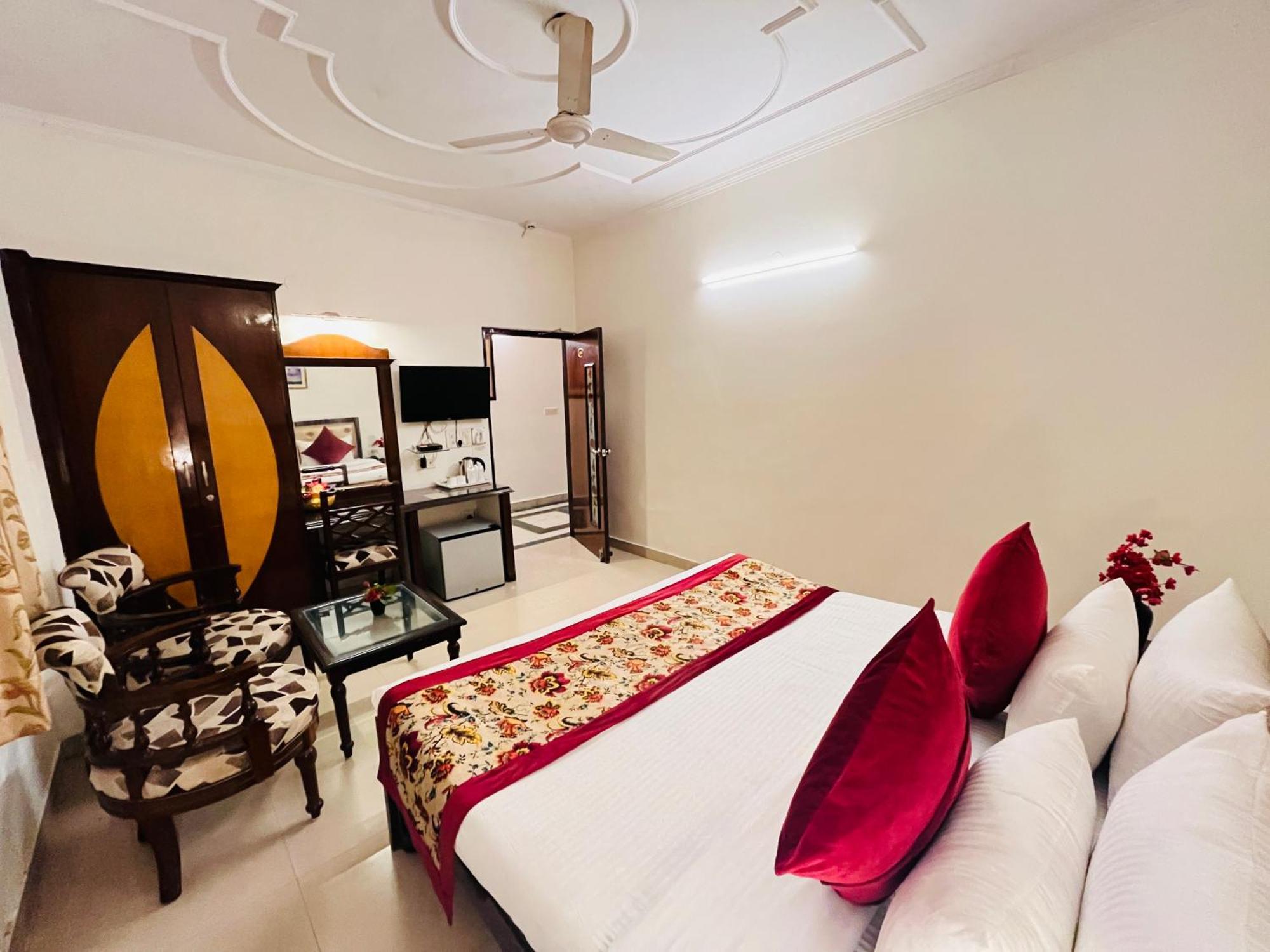 Paras - Karol Bagh
