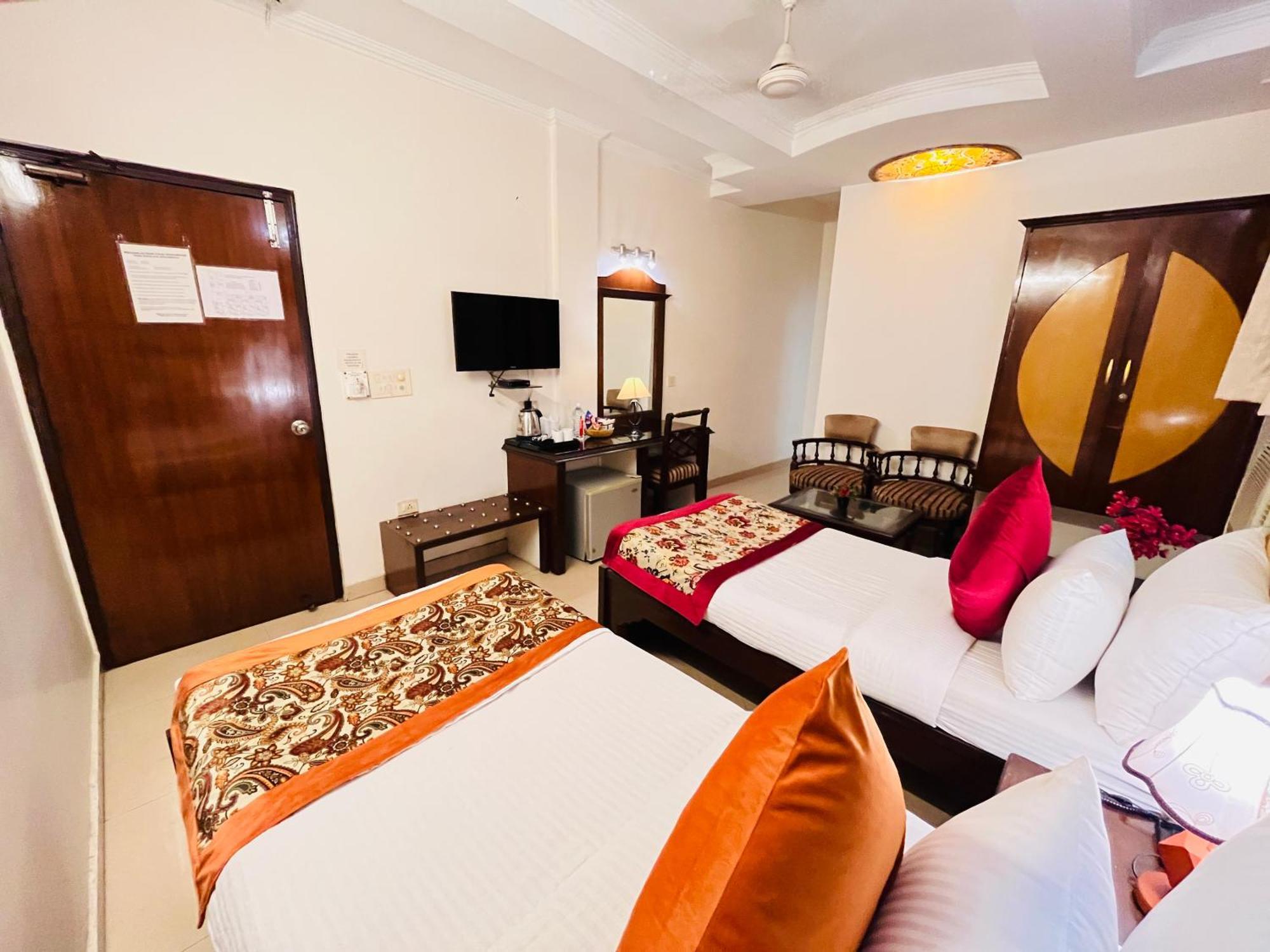 Paras - Karol Bagh Hotel