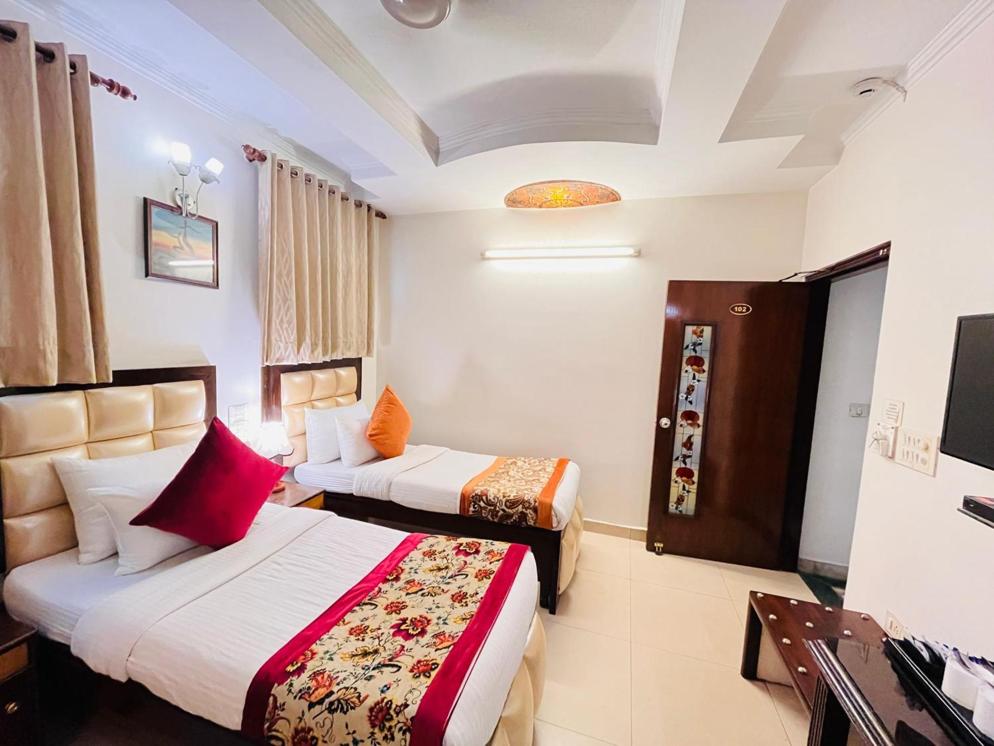 Hotel Paras - Karol Bagh