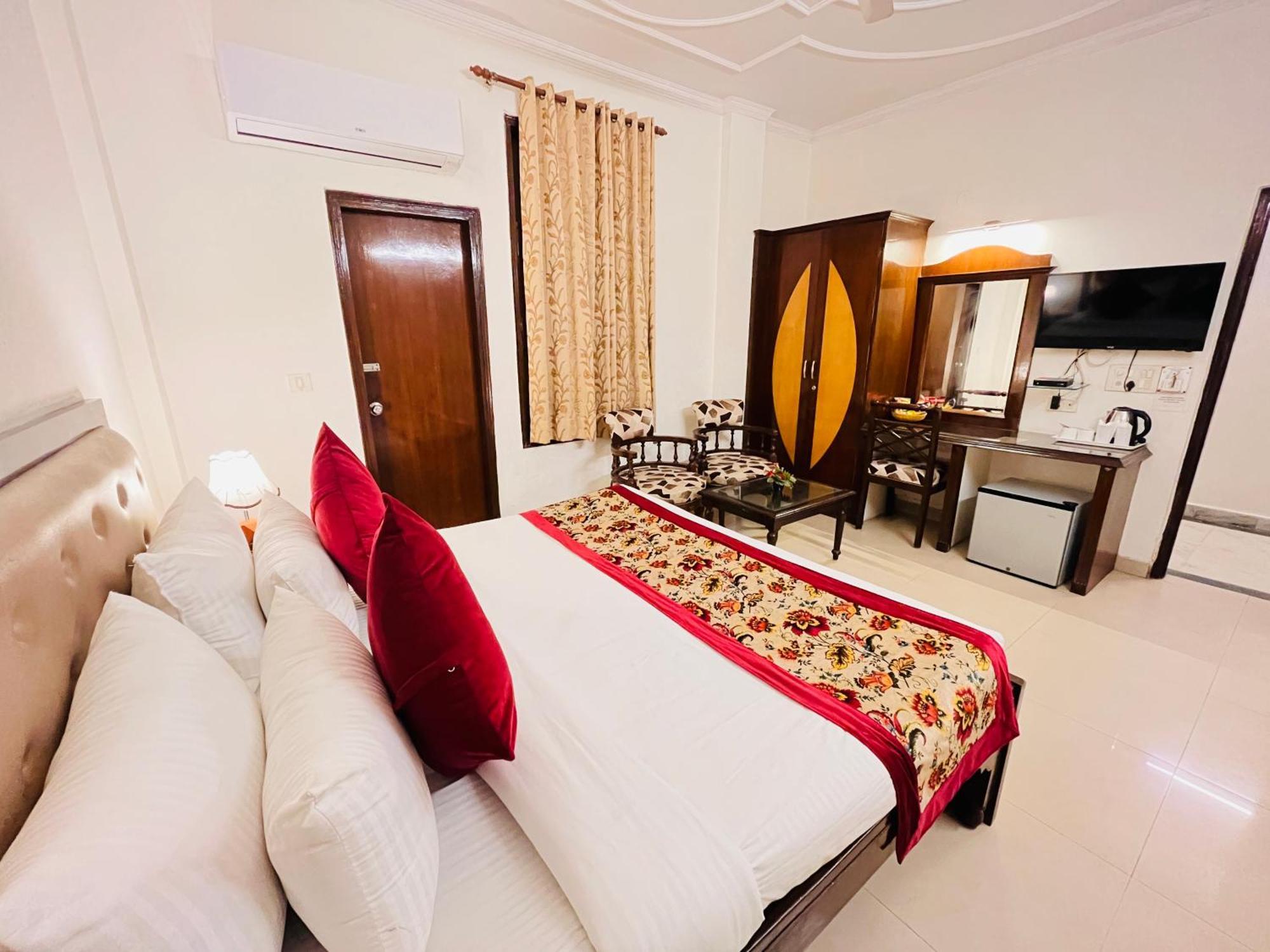 Paras - Karol Bagh 3*
