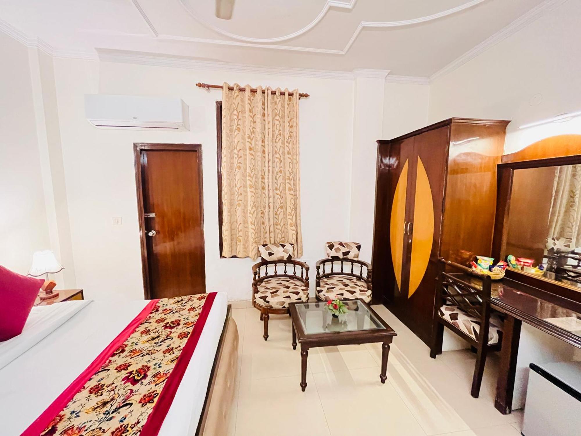 Hotel Paras - Karol Bagh