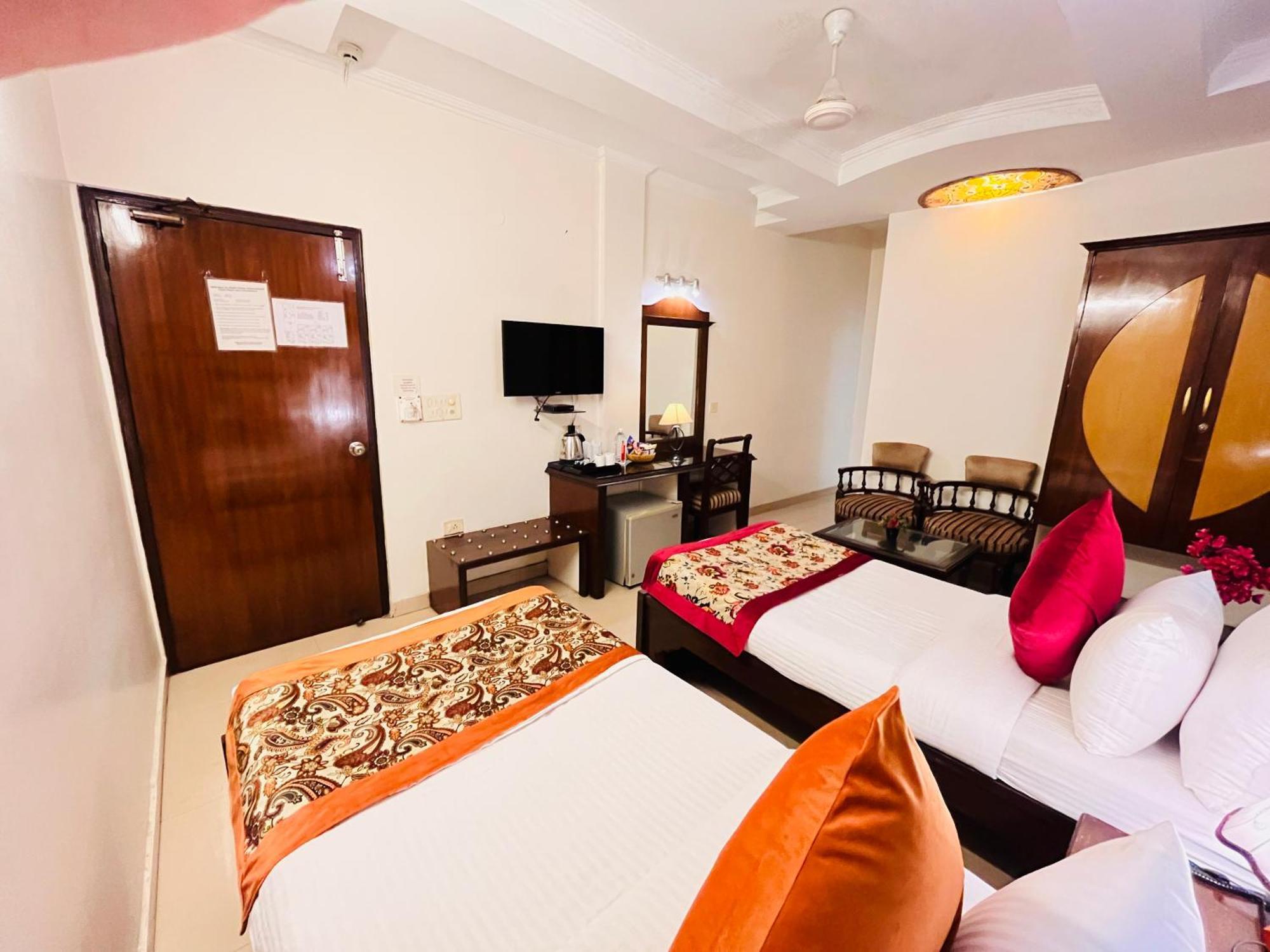 Paras - Karol Bagh Hotel