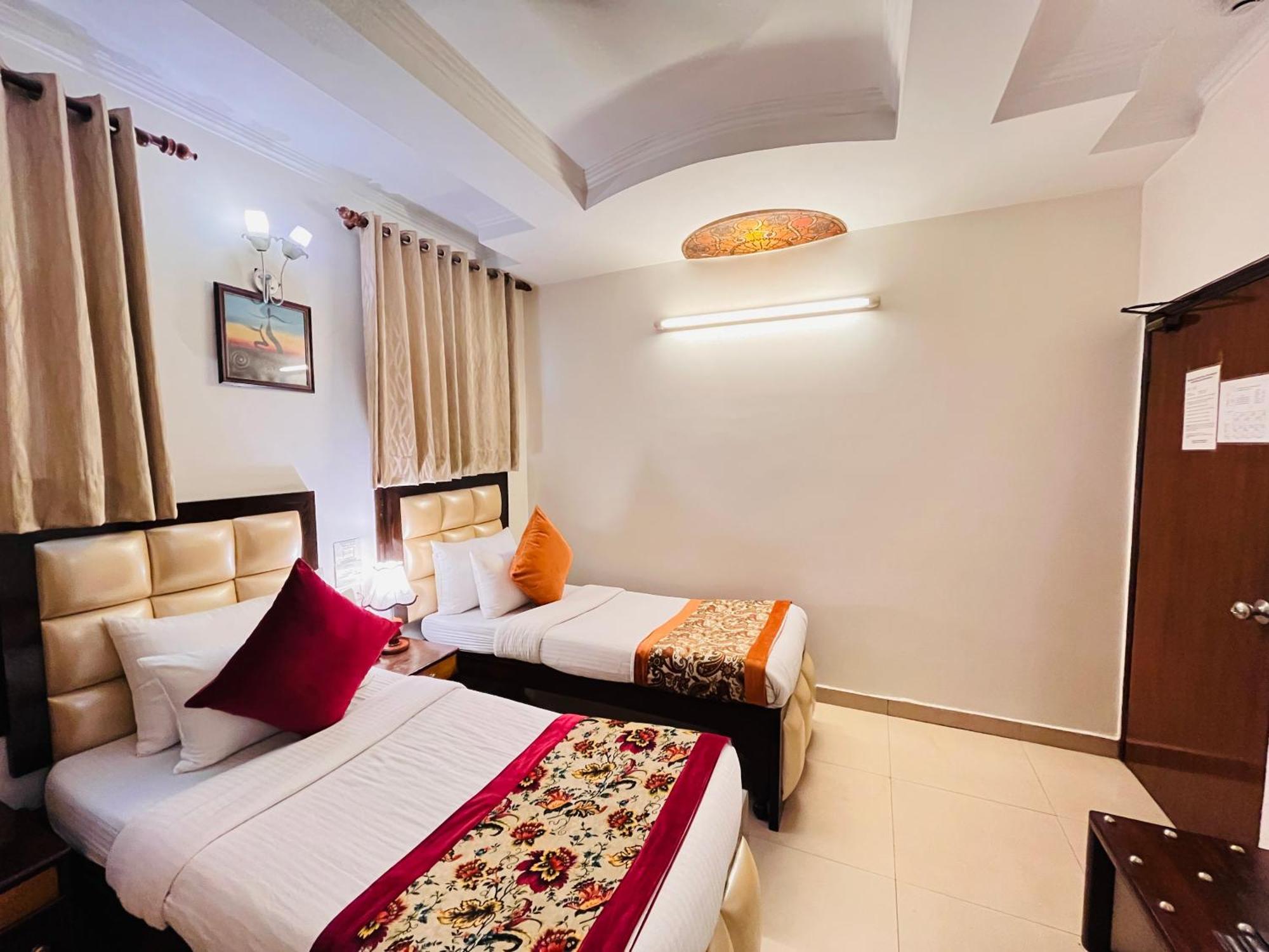 Paras - Karol Bagh Hotel
