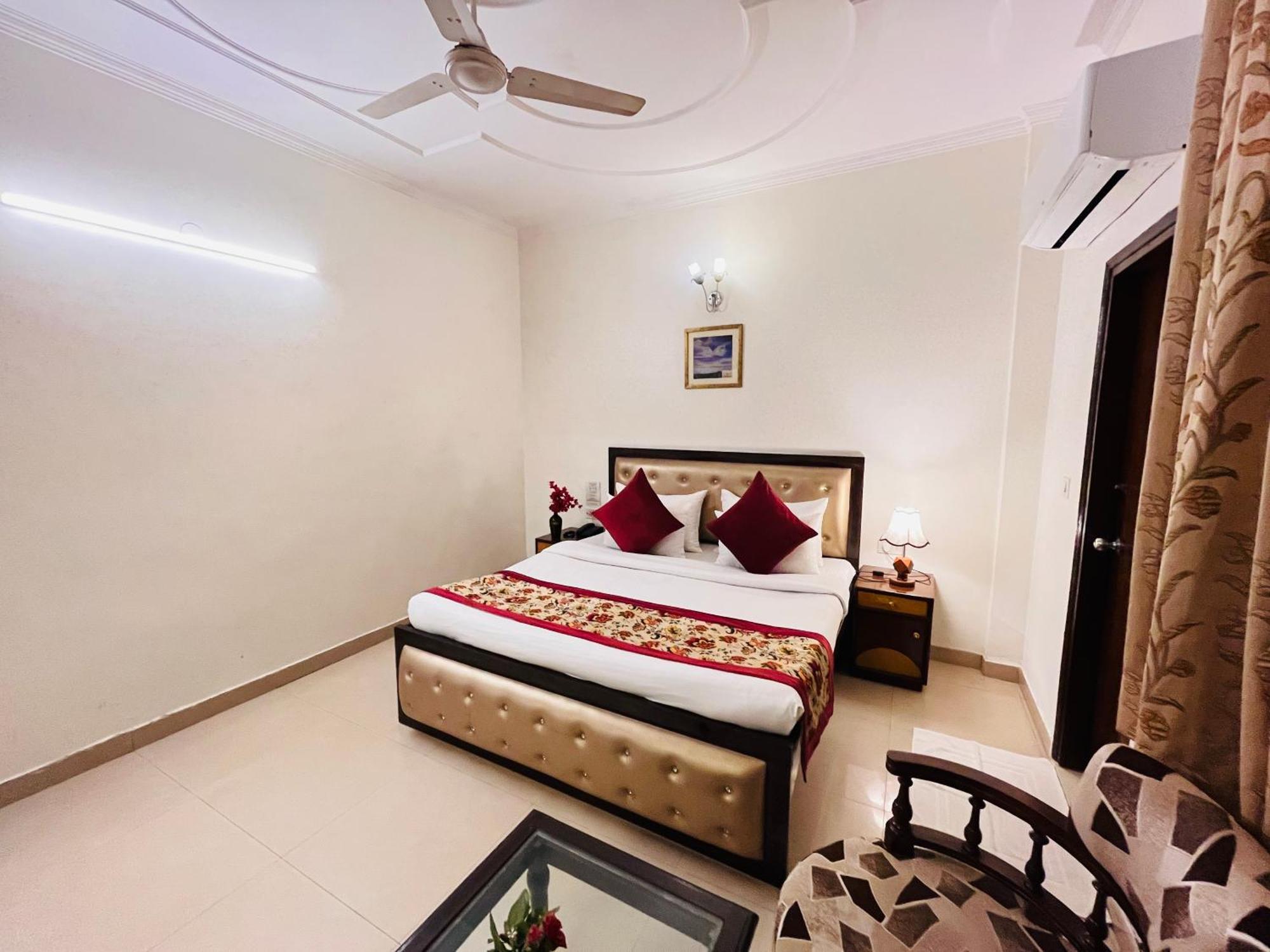 Hotel Paras - Karol Bagh 3*