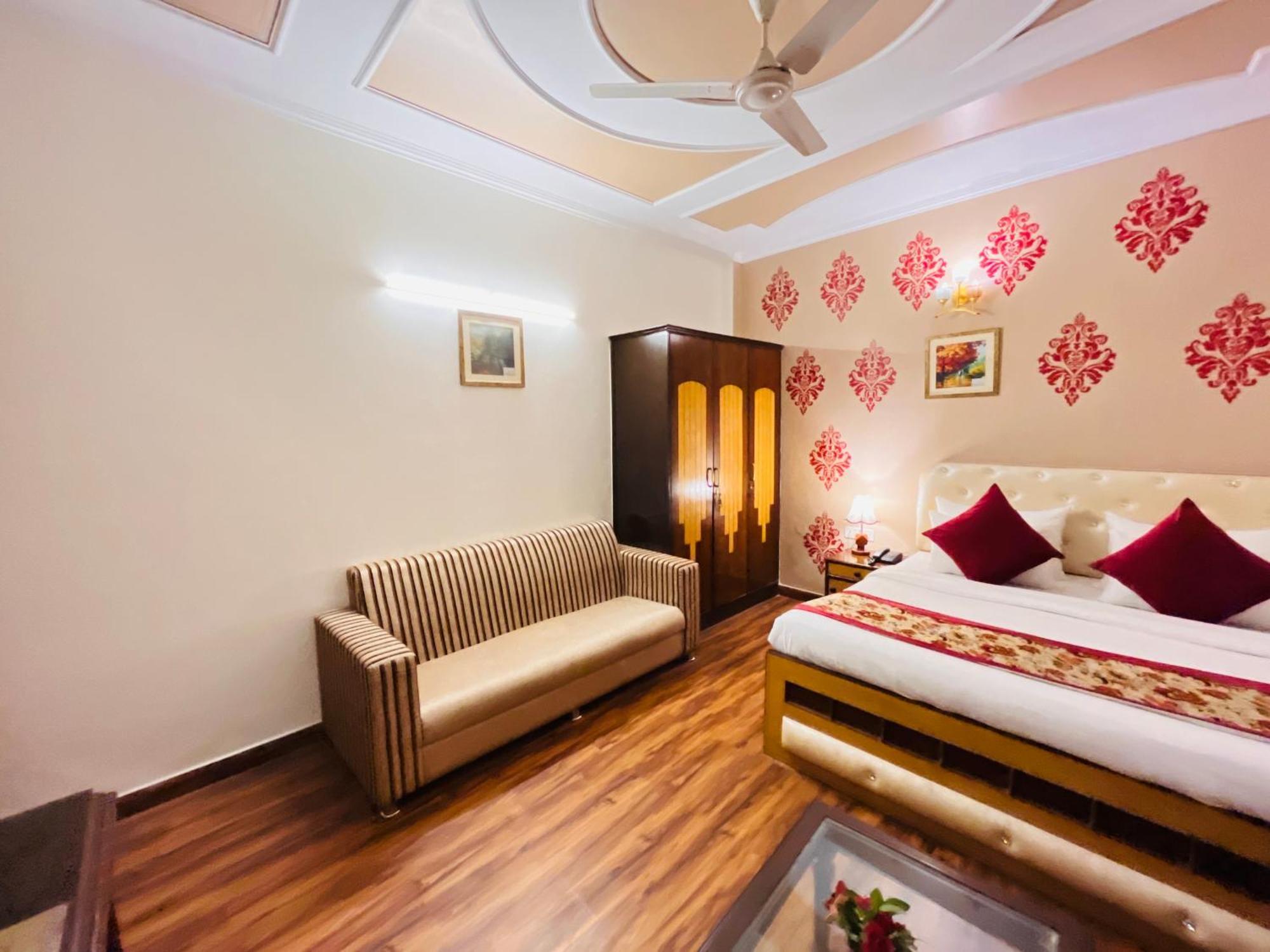 Paras - Karol Bagh 3*