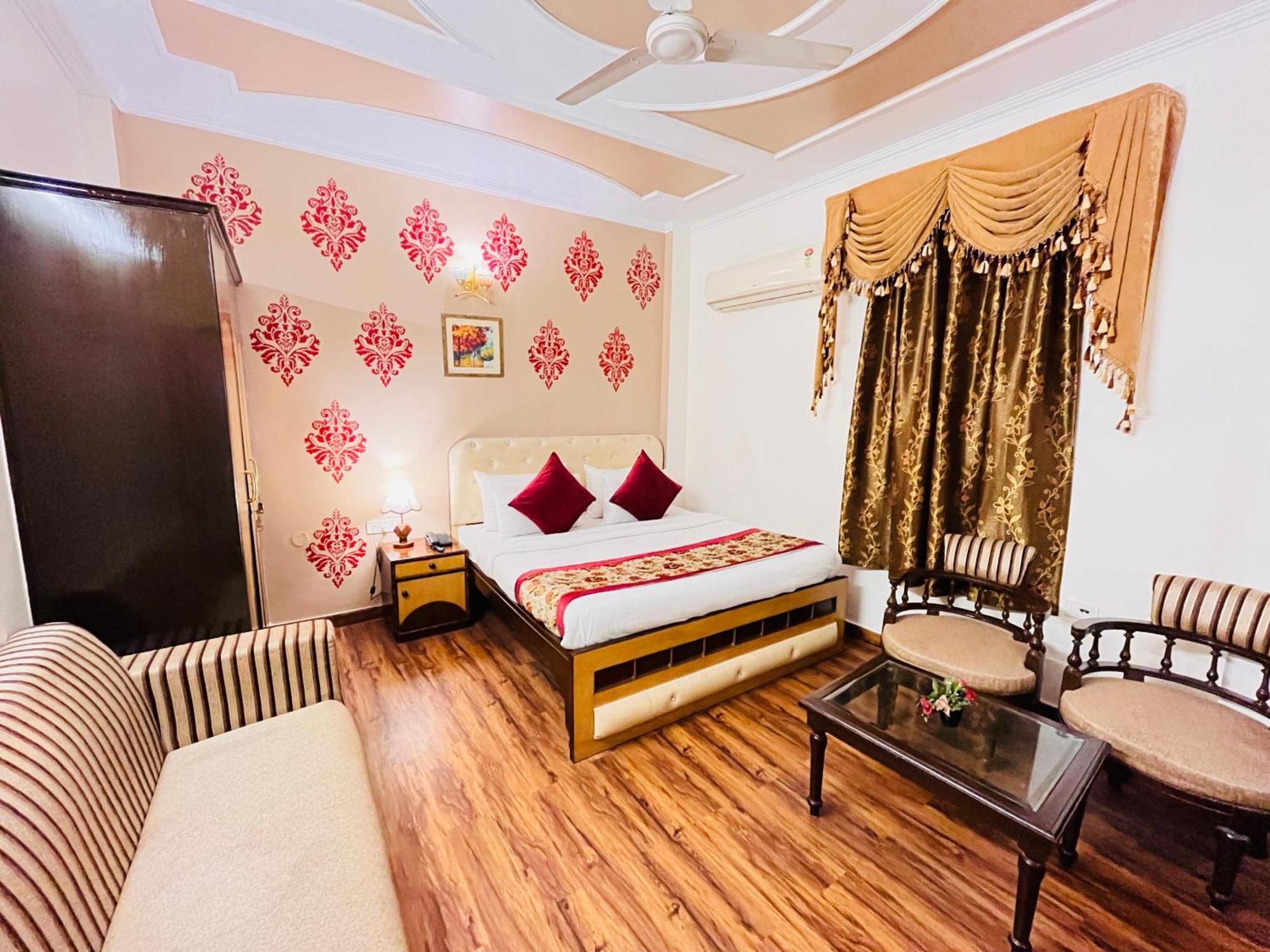 Paras - Karol Bagh 3*