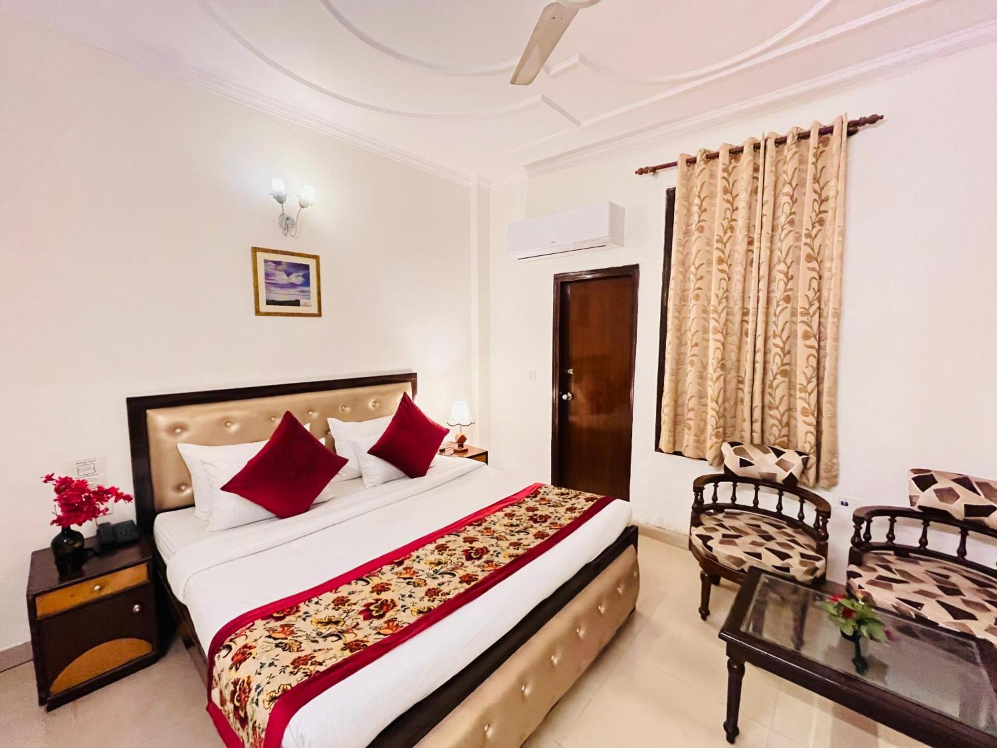 Hotel Paras - Karol Bagh