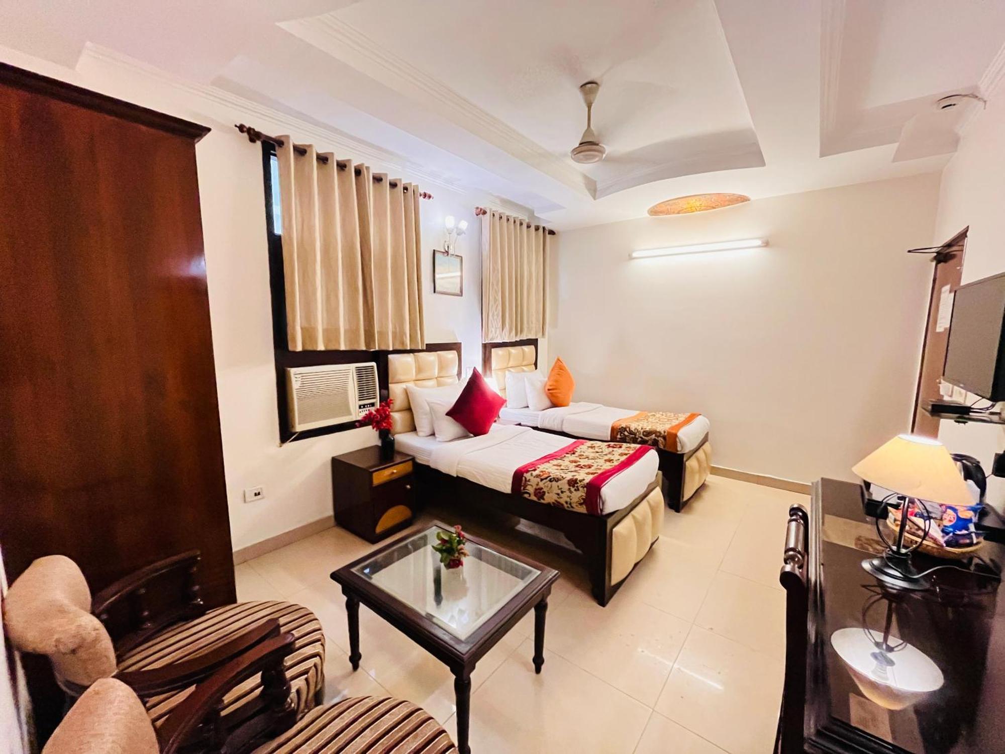 Paras - Karol Bagh Hotel