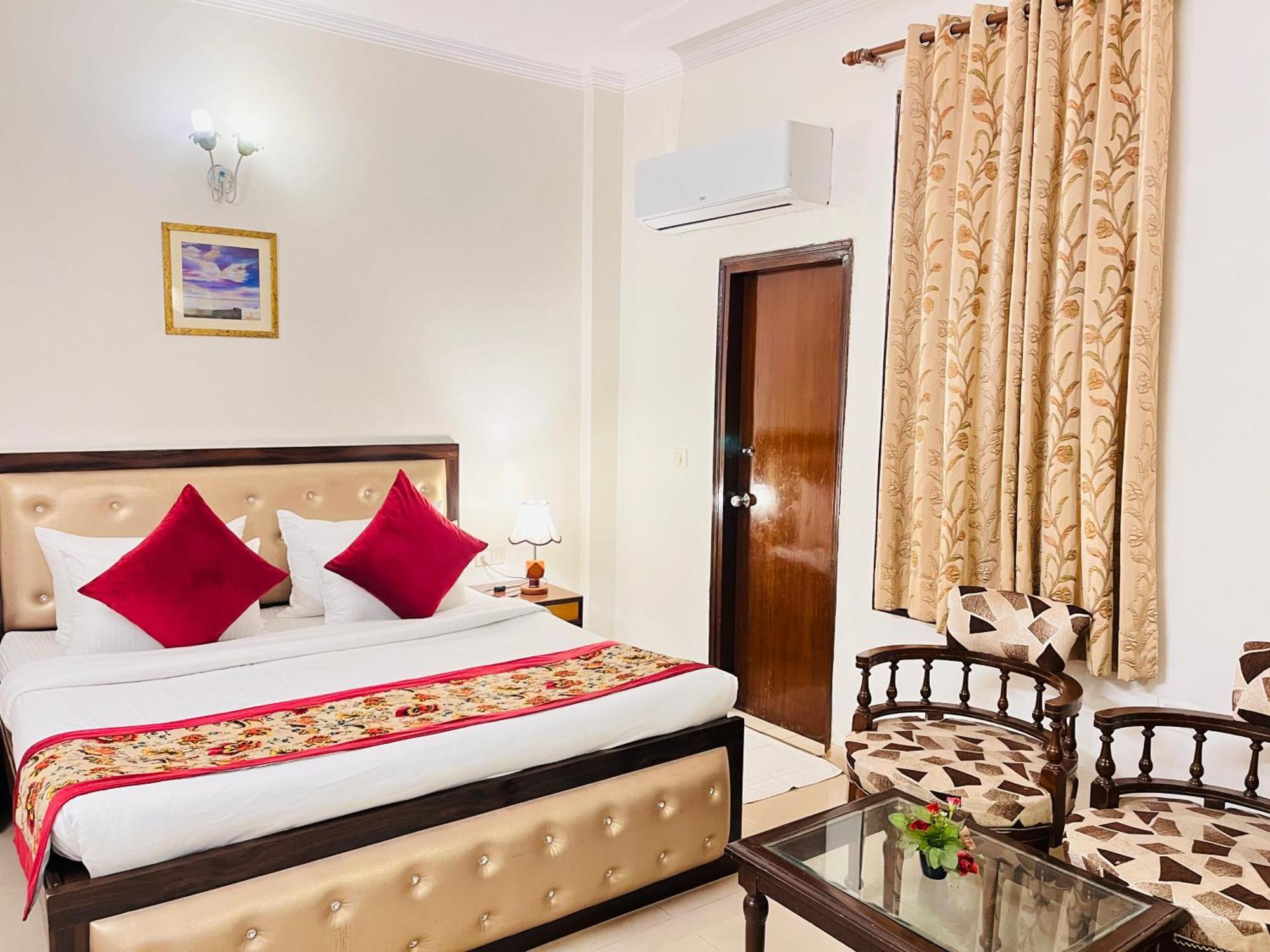 Paras - Karol Bagh Hotel 3*