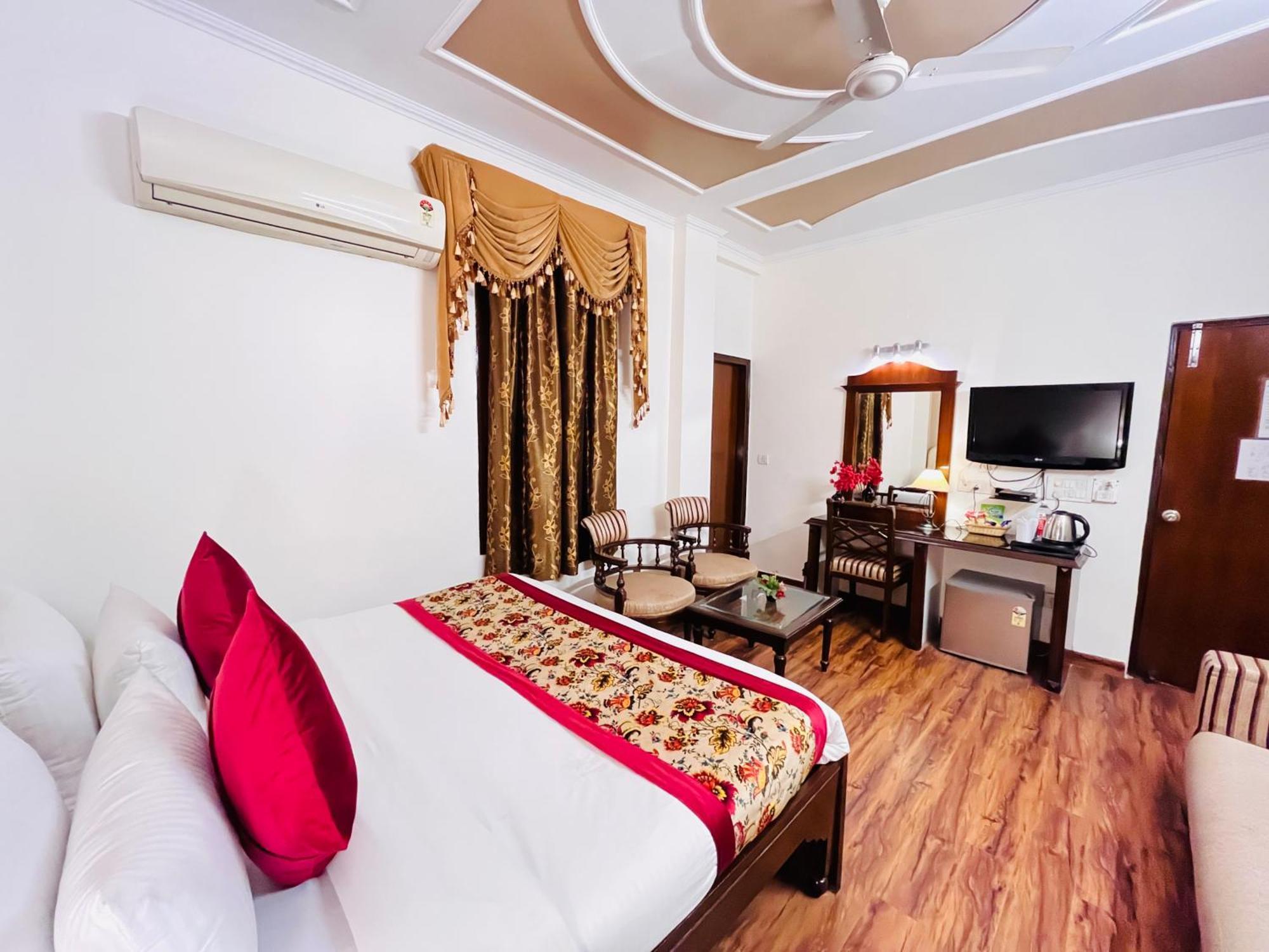 Paras - Karol Bagh Hotel 3*