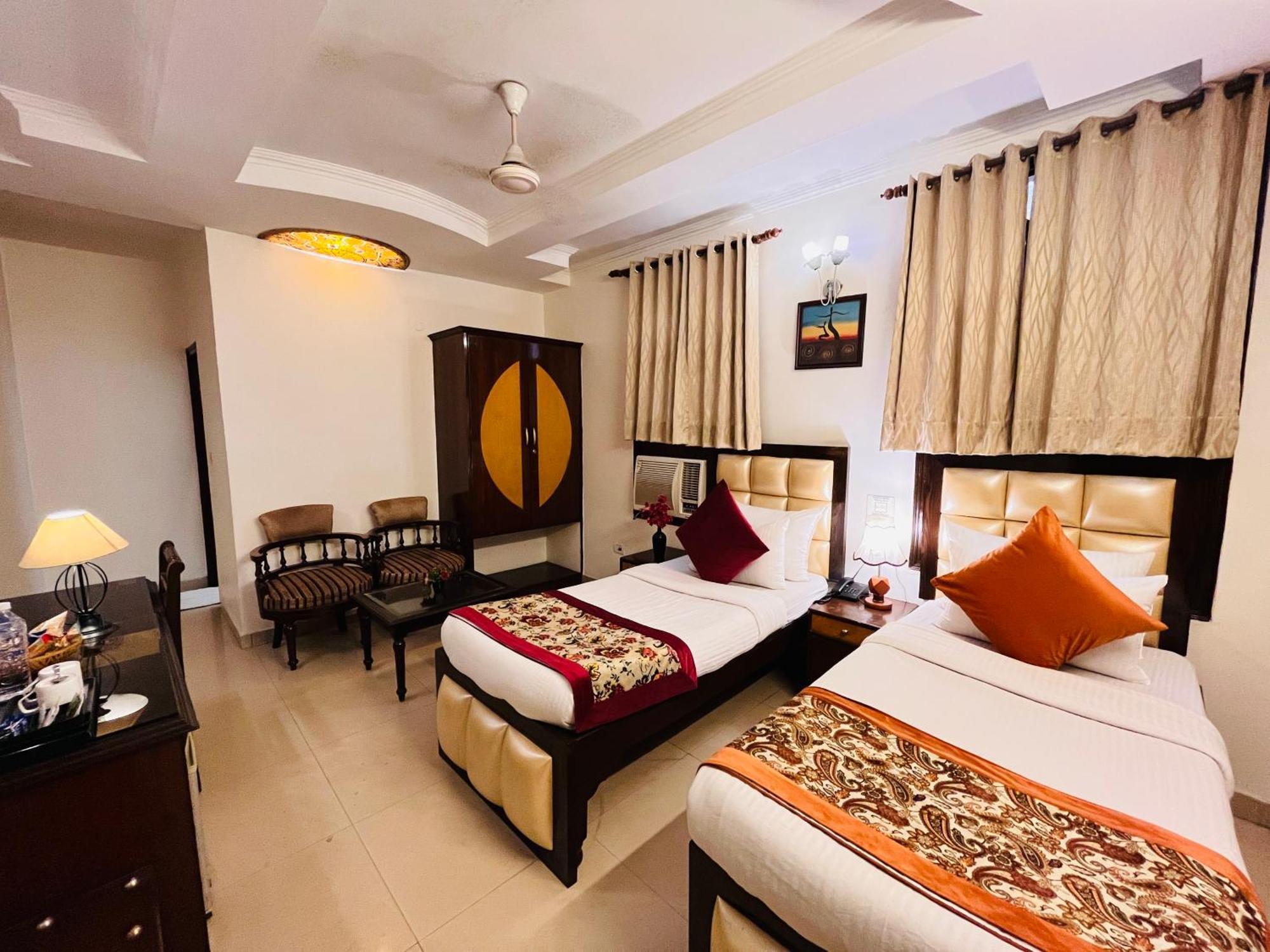 Hotel Paras - Karol Bagh 3*