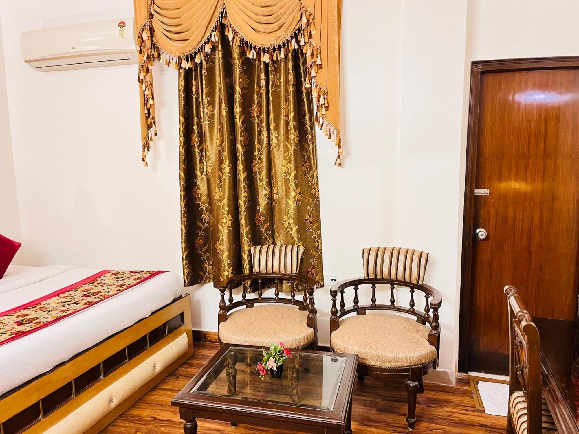Paras - Karol Bagh 3*