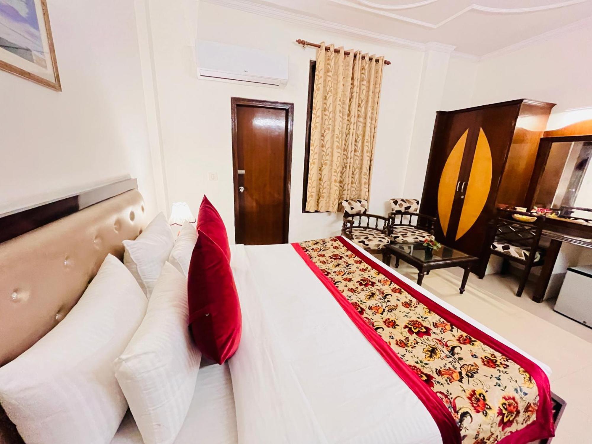 Paras - Karol Bagh Hotel