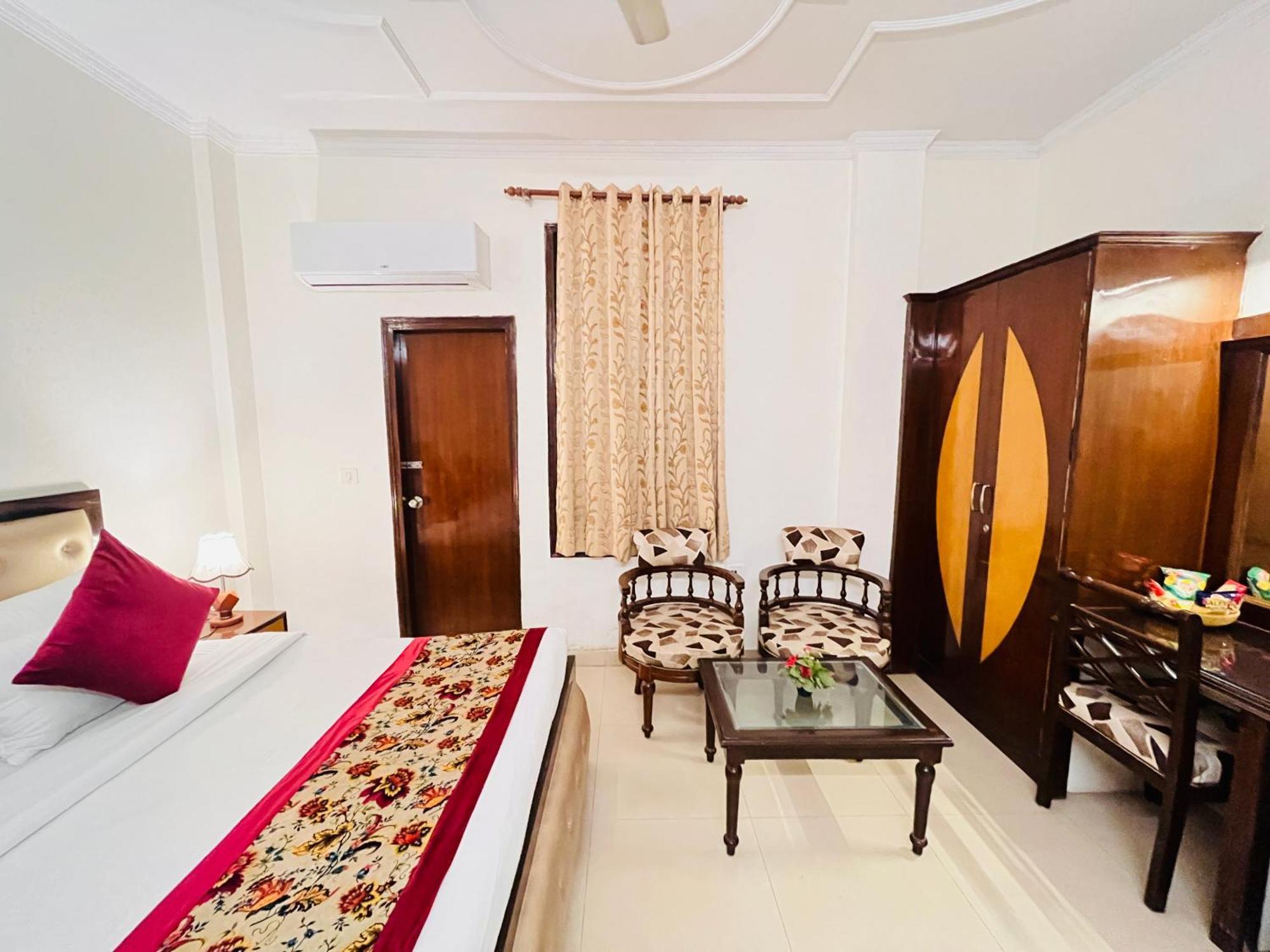 Hotel Paras - Karol Bagh