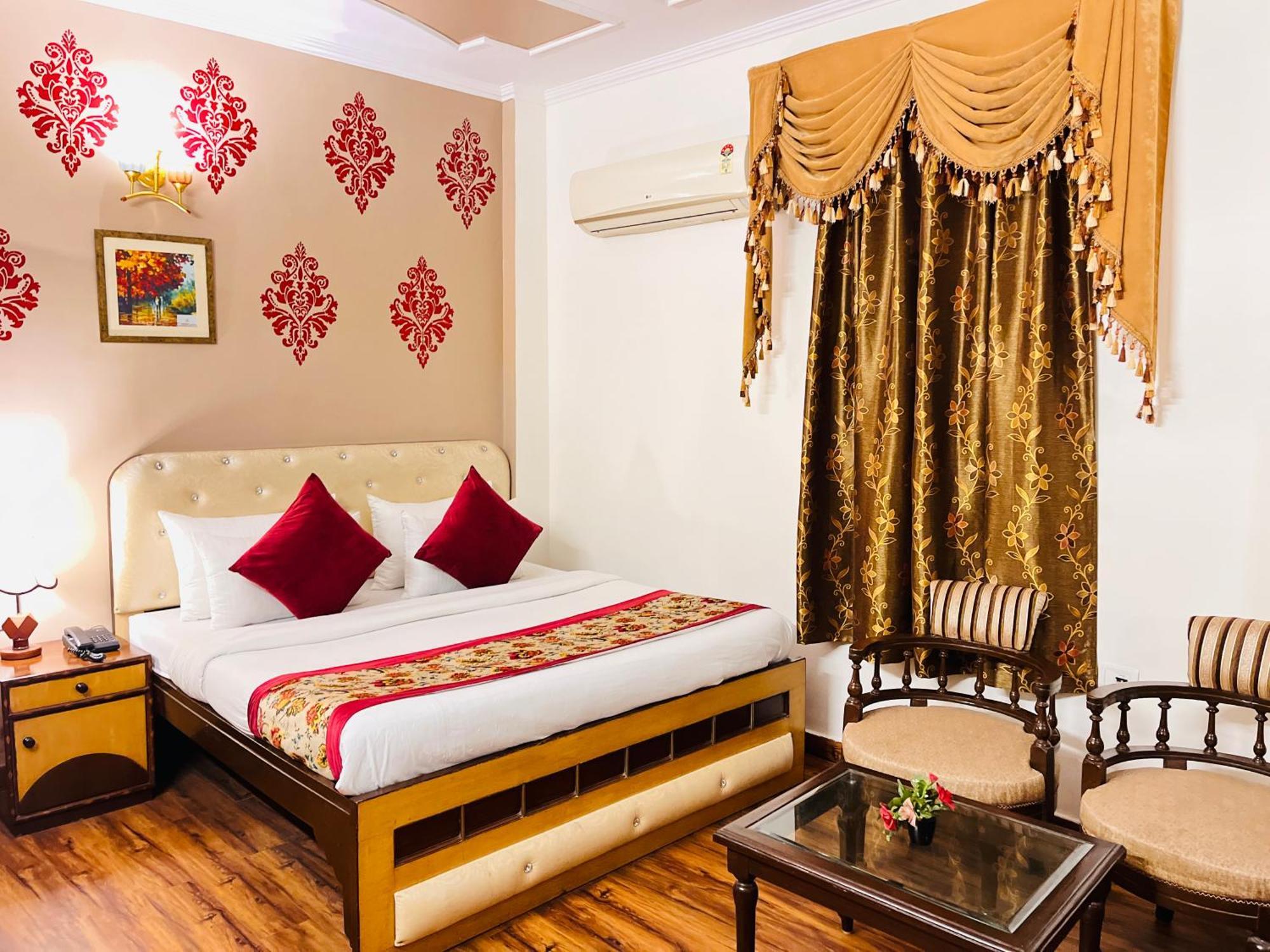 Paras - Karol Bagh Hotel 3*