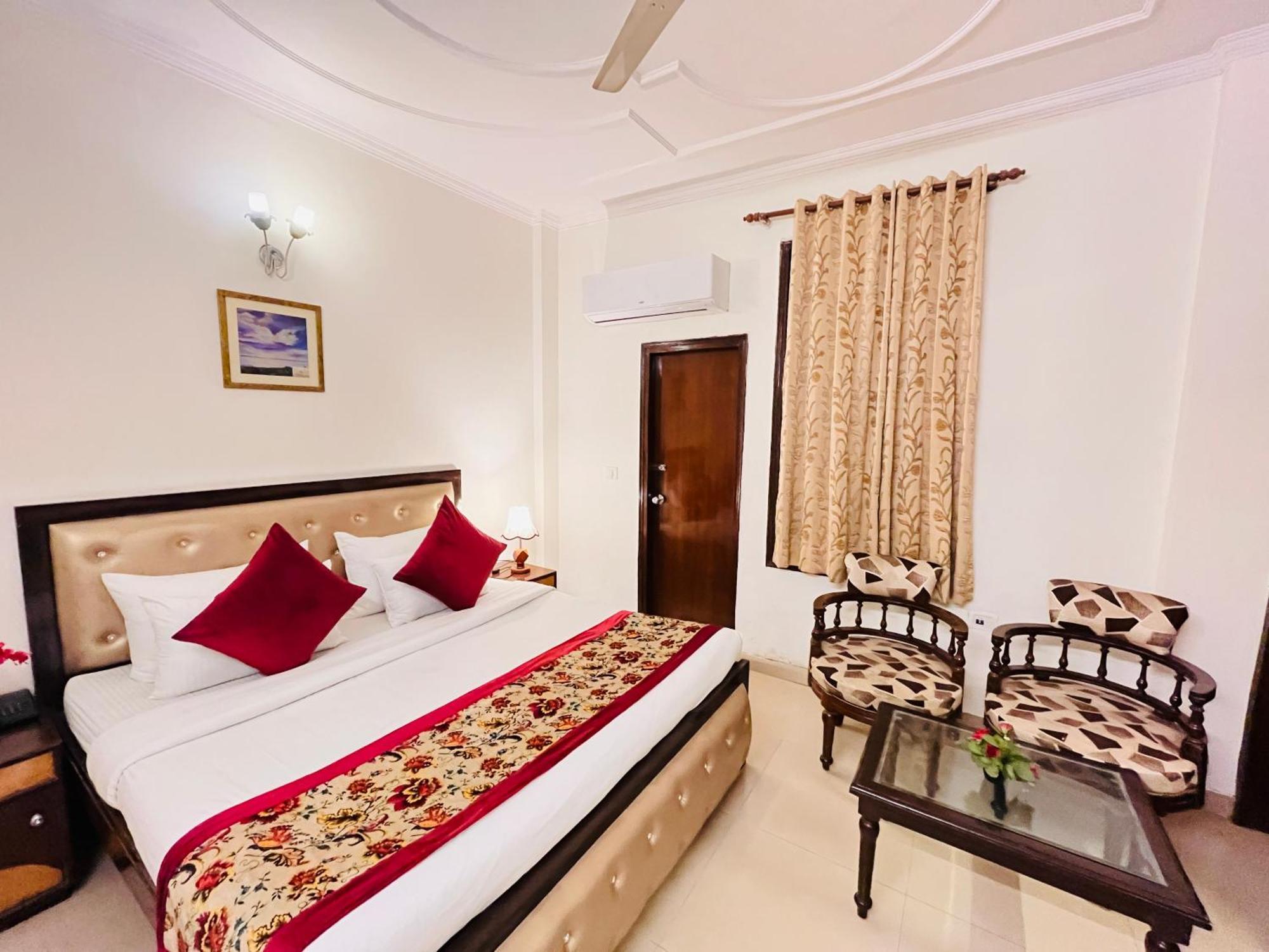 Paras - Karol Bagh 3*