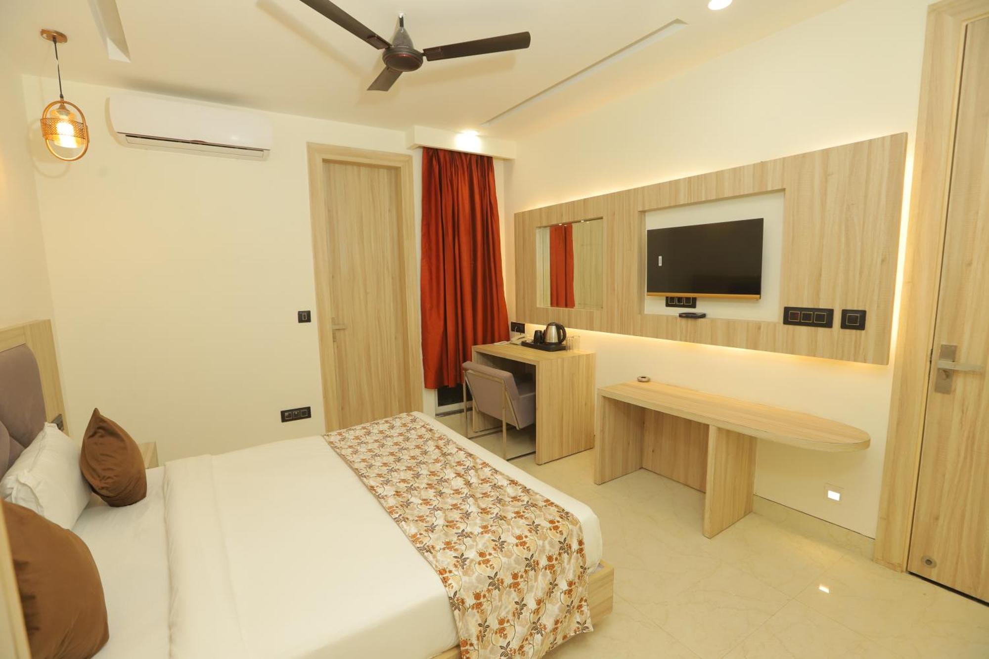 Hotel Palace-near Delhi Airport
