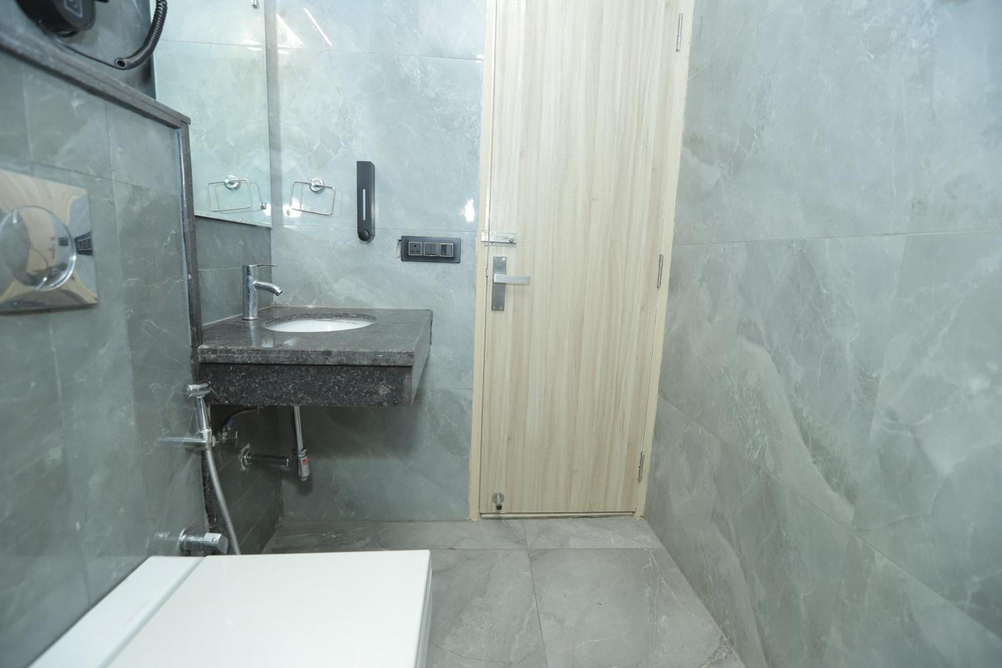 Hotel Palace-near Delhi Airport New Delhi