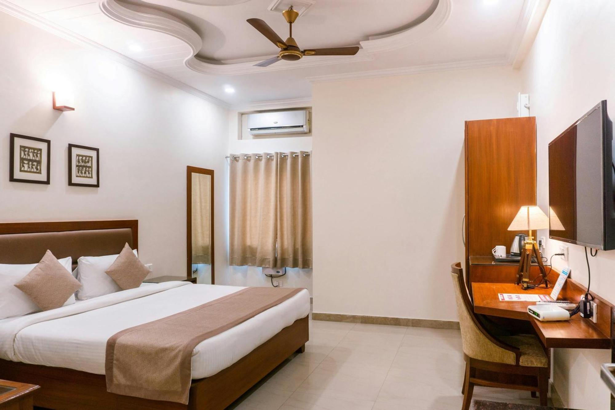 Ambs Plaza Near Igi Delhi Airport Hotel