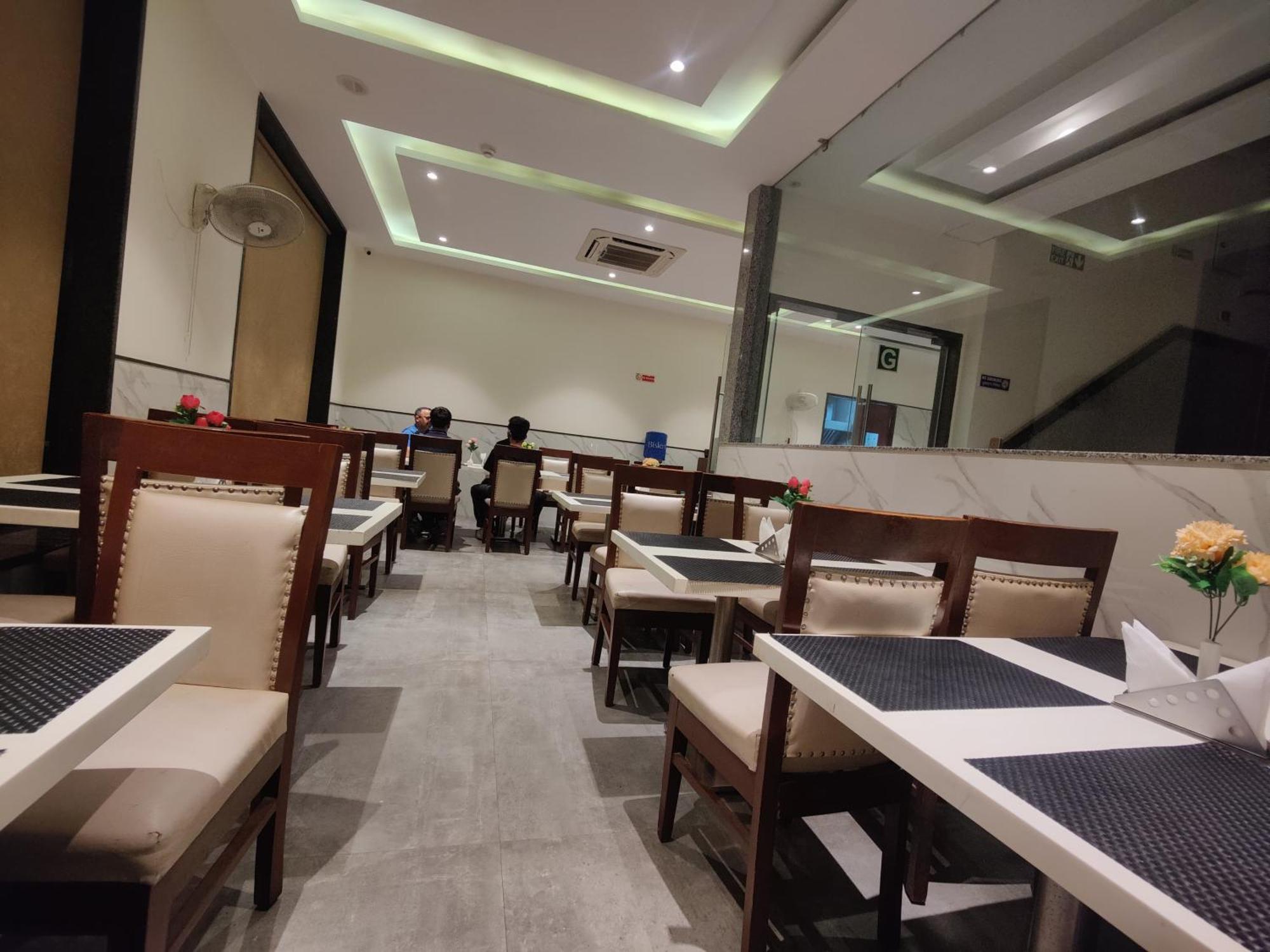 Hotel Z Suites- Mahipalpur Delhi Igi Airport 4*
