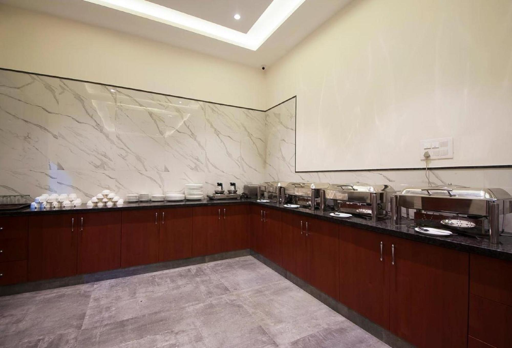 Hotel Z Suites- Mahipalpur Delhi Igi Airport 4*