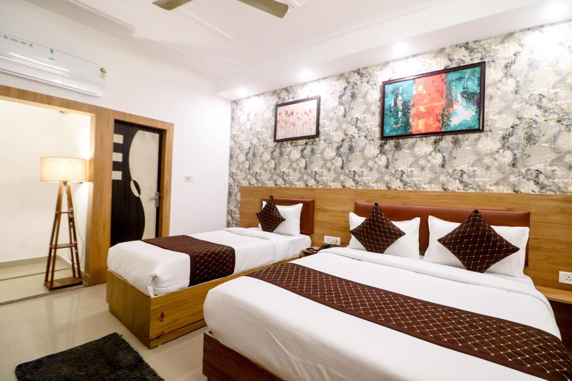 Vvs Near Delhi Airport 3*