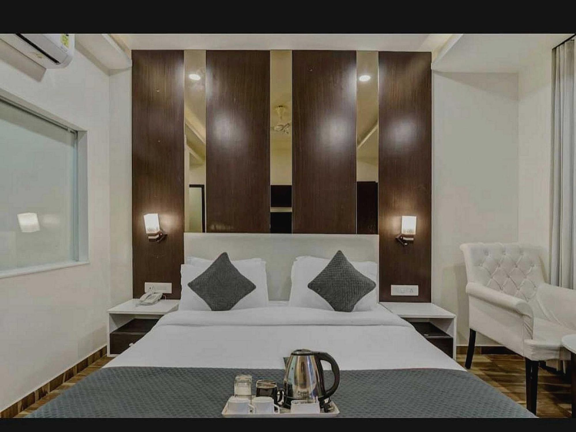 Super O Raas Near Samaypur Badli Metro Station Hotel Delhi (National Capital Territory of India)