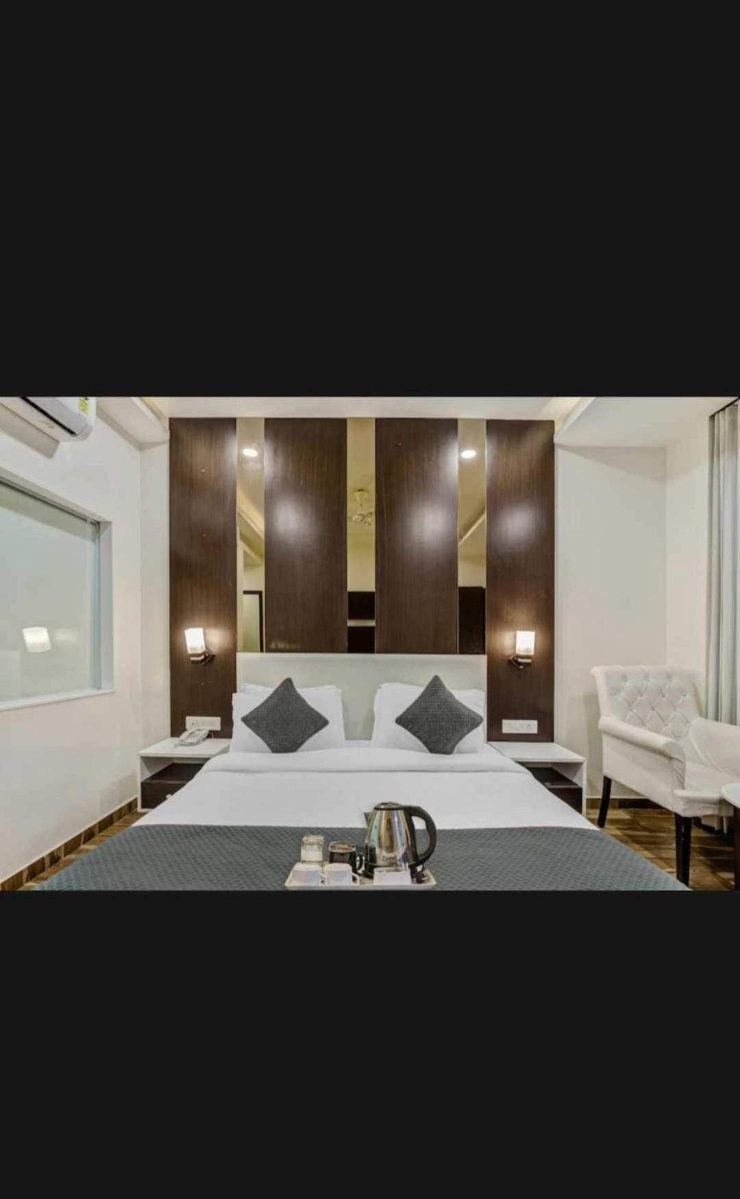 Super O Raas Near Samaypur Badli Metro Station Hotel