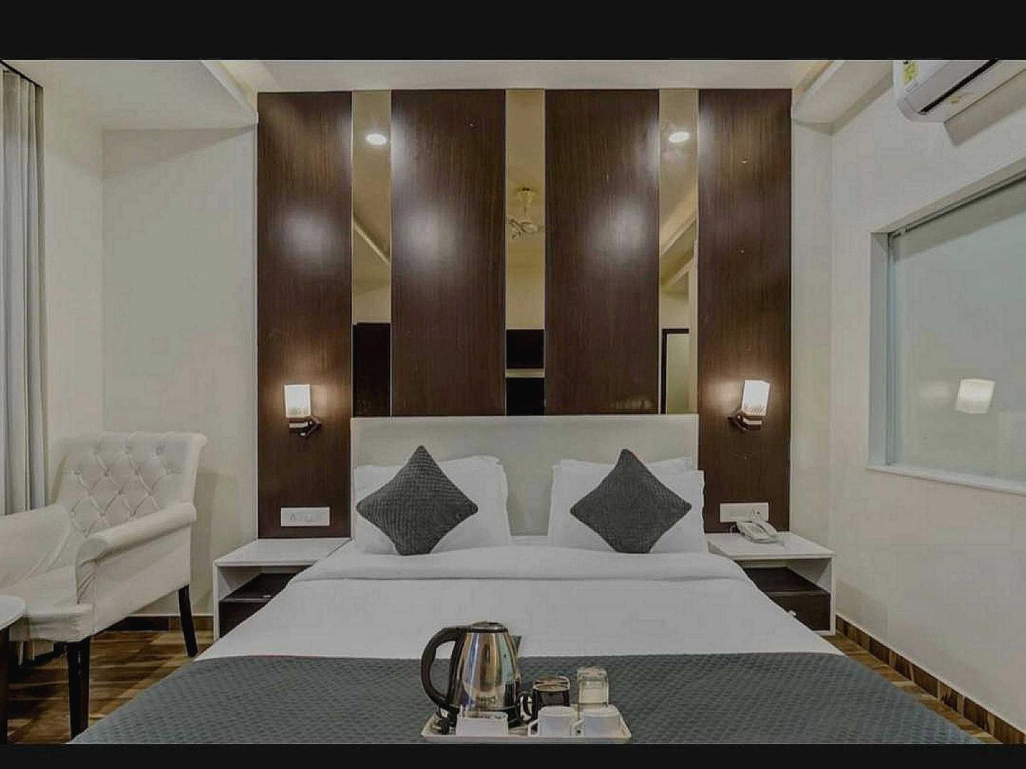Super O Raas Near Samaypur Badli Metro Station Hotel