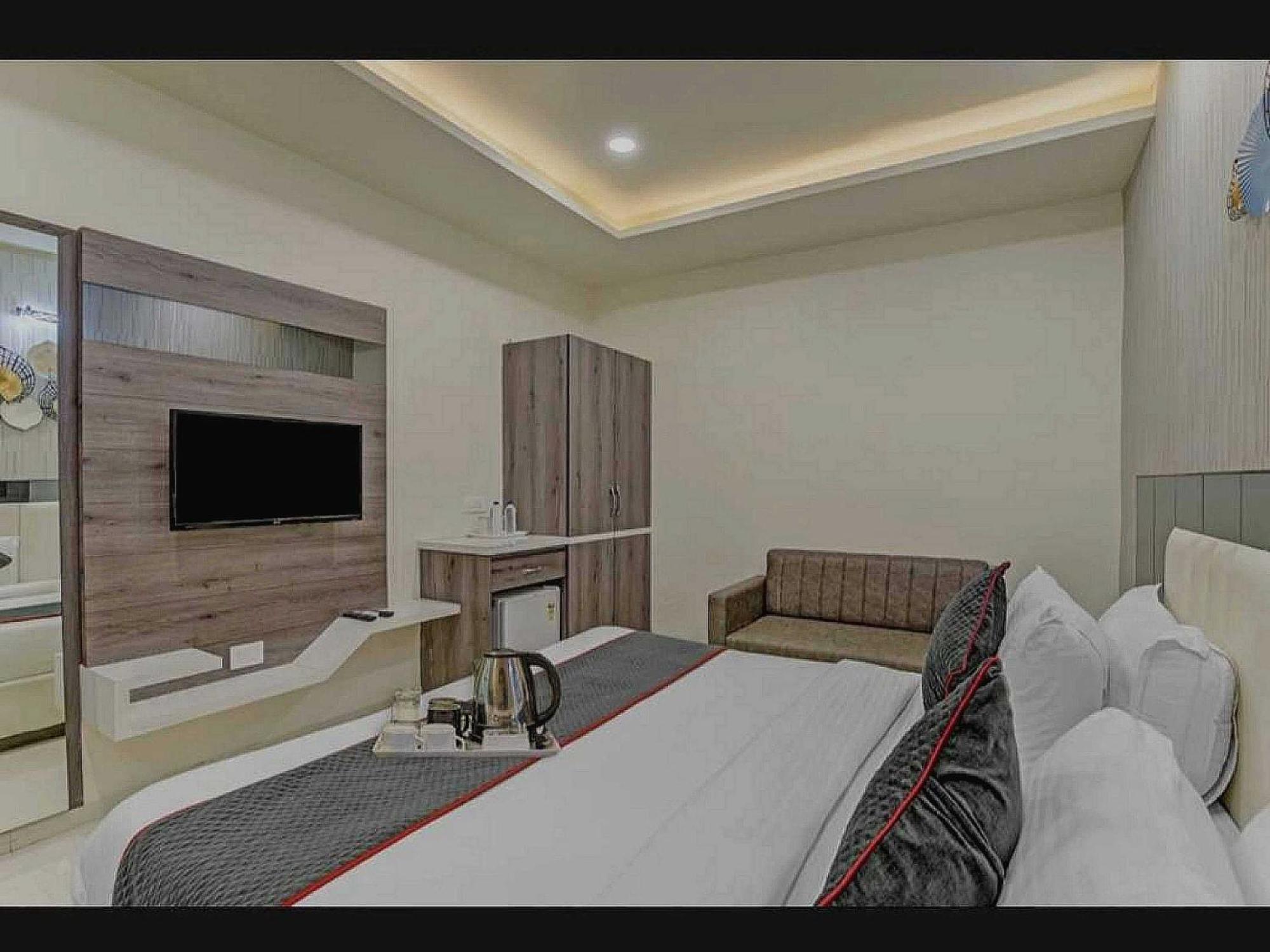 Hotel Super O Raas Near Samaypur Badli Metro Station 3*